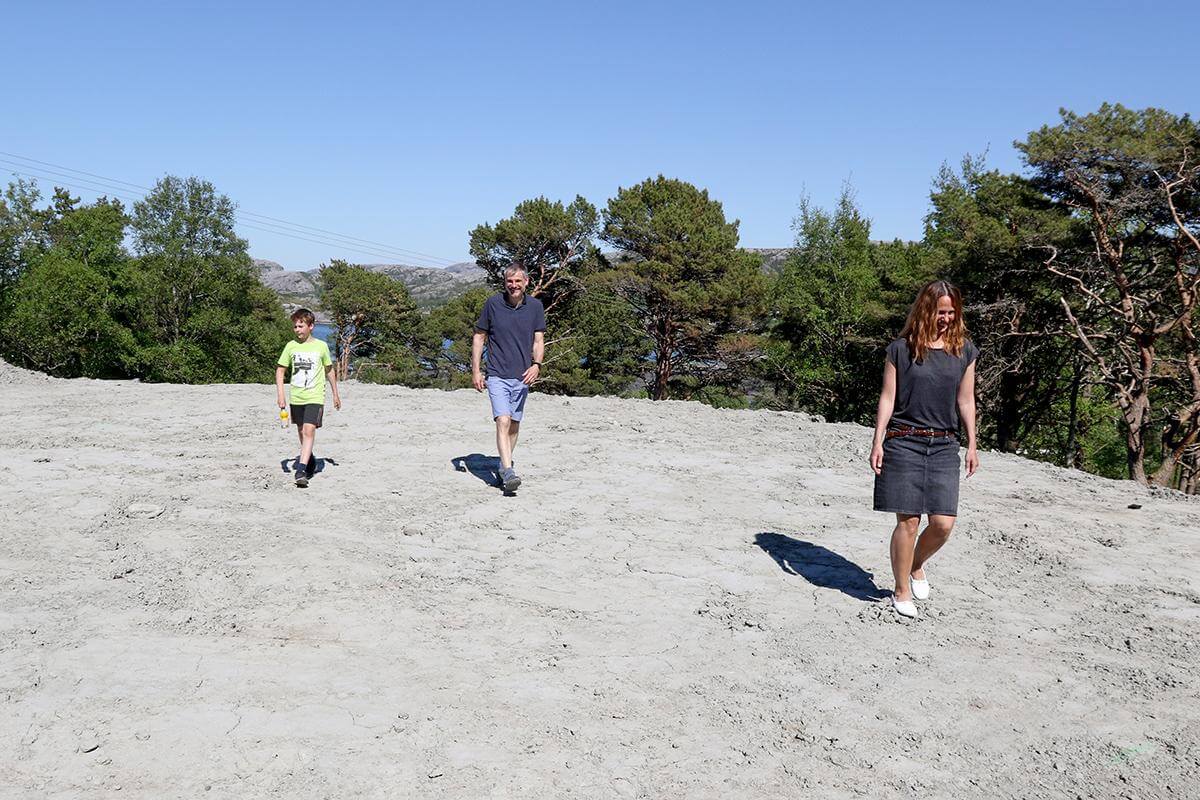 Her kommer nyhuset. Leo (8), Johnny og Cecilie Elshaug gleder seg til å slå rot på Vik.