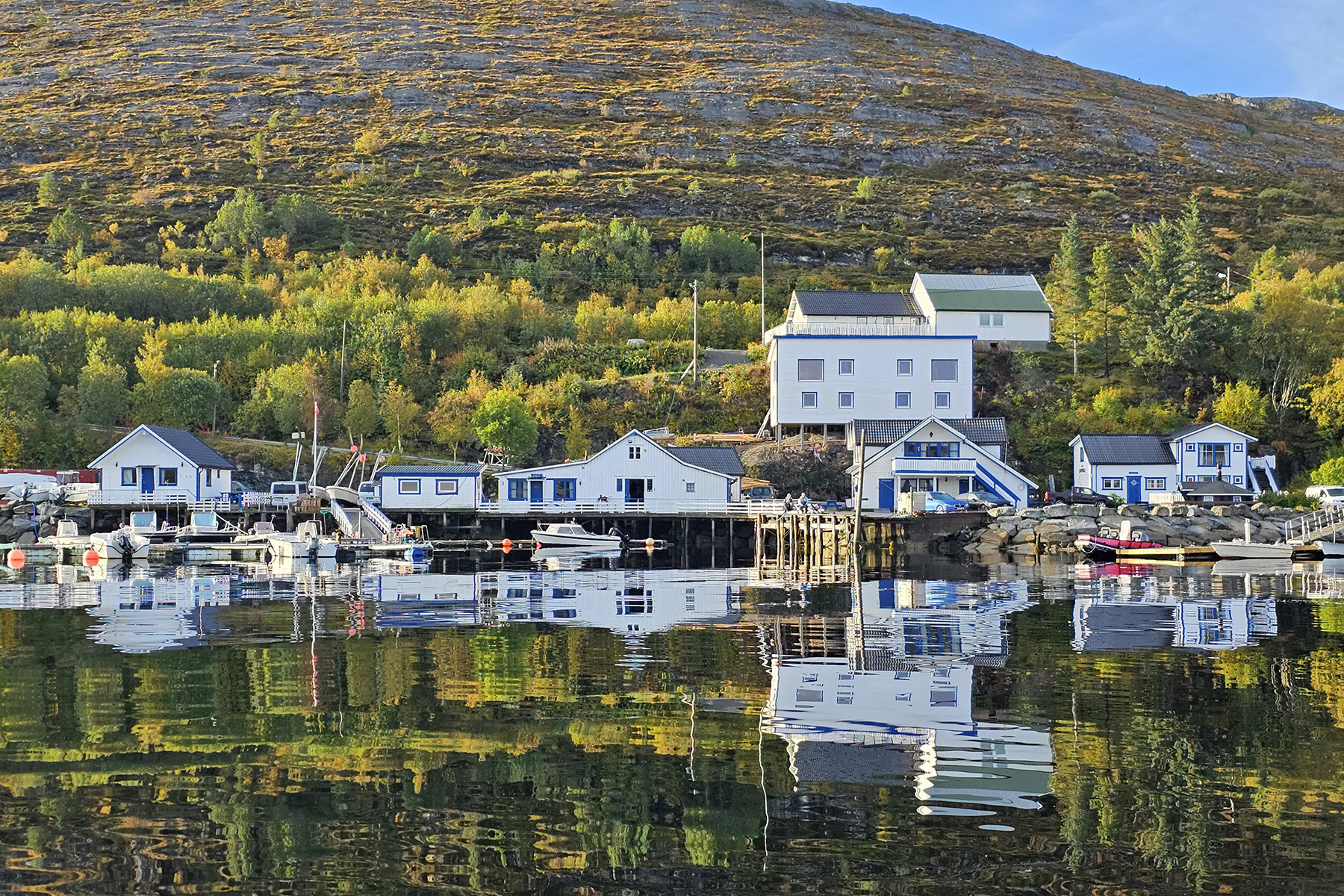Det nye leilighetsbygget har f&aring;tt plass p&aring; en trang fjellhylle, mellom ungdomshuset og leilighetene i det som tidligere var butikken i Einvika. (Foto: Privat)