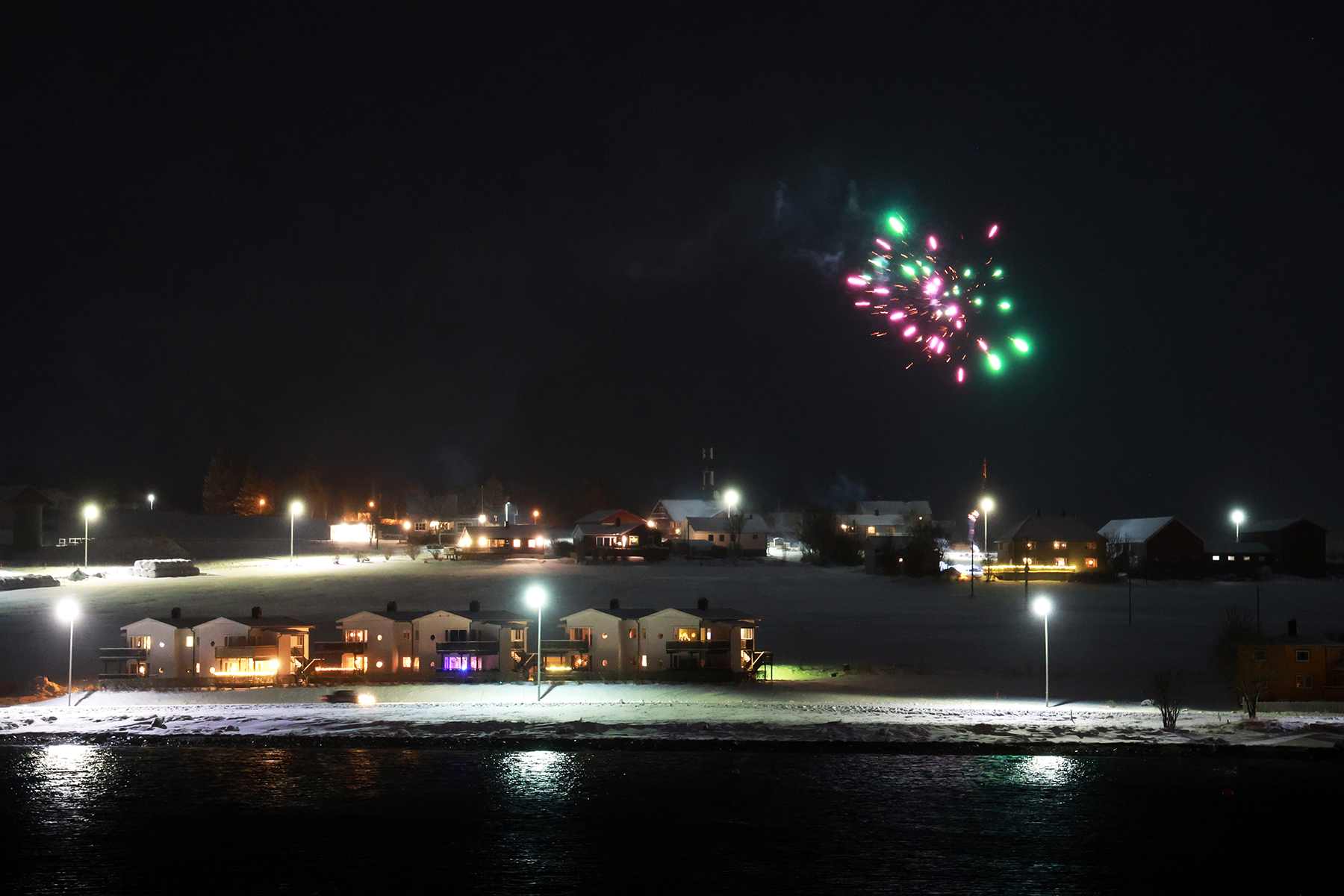 Fyrverkeri over Lauvsnes.