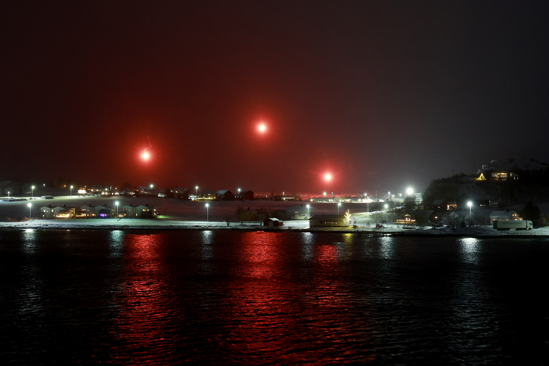 Ingen i n&oslash;d, men n&oslash;dblussene lyste opp Lauvsnes p&aring; nytt&aring;rsaften.