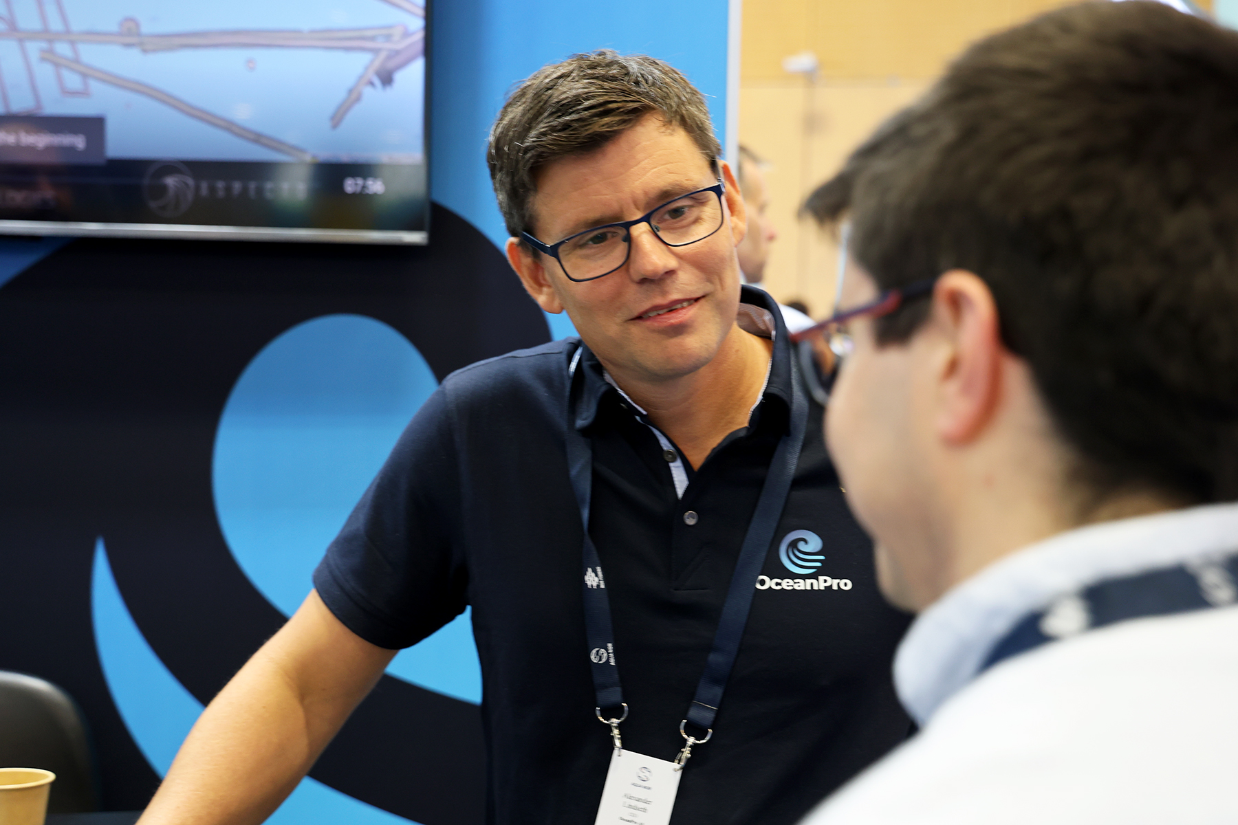 Alexander Lindseth i samtale med iren Cian Kelly, som er ansatt ved trondheimskontoret til OceanPro.