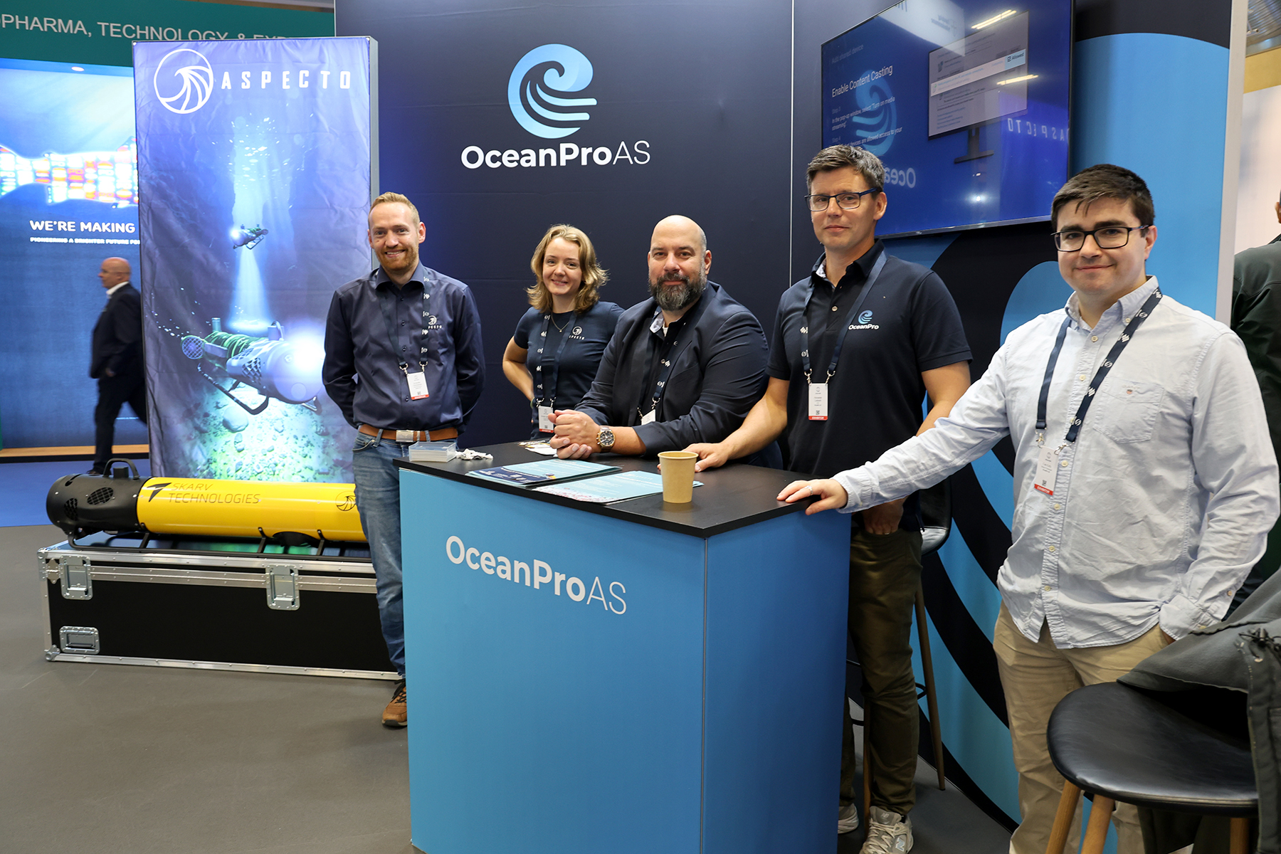 OceanPro deler stand med sin samarbeidspartner Aspecto. Fra venstre: Kristoffer Christiansen og Kristin Galtung i Aspecto, videre Kai Erling Staven, Alexander Lindseth og Cian Kelly i OceanPro.