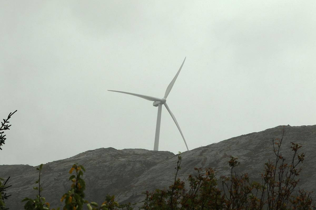 Denne vindturbinen som stikker utfor fjellkanten ovenfor Uran, er den som skaper mest st&oslash;y.
