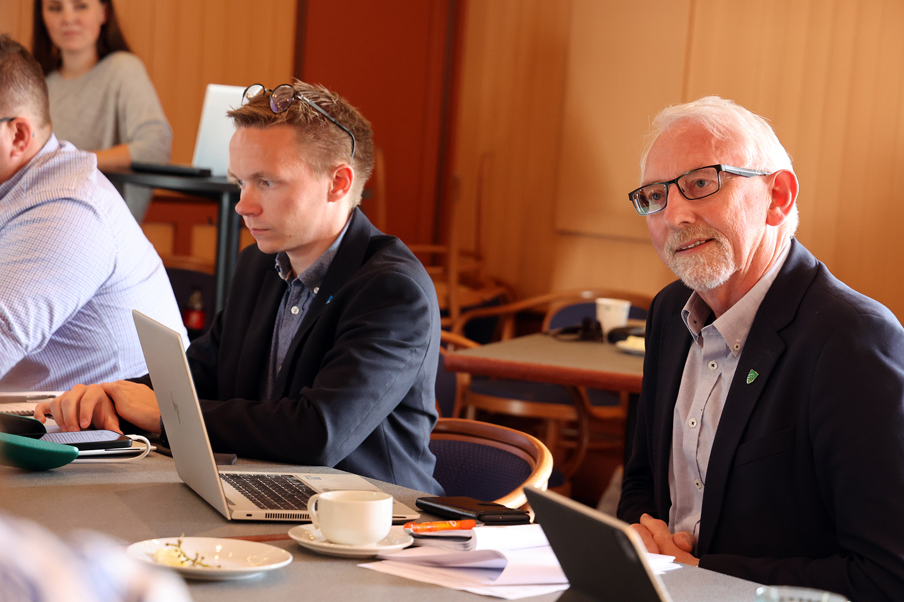 Ordfører Olav Jørgen Bjørkås var positiv til pilotprosjektet, her sammen med Røyrvik-ordfører Kennet Tømmermo Reitan.