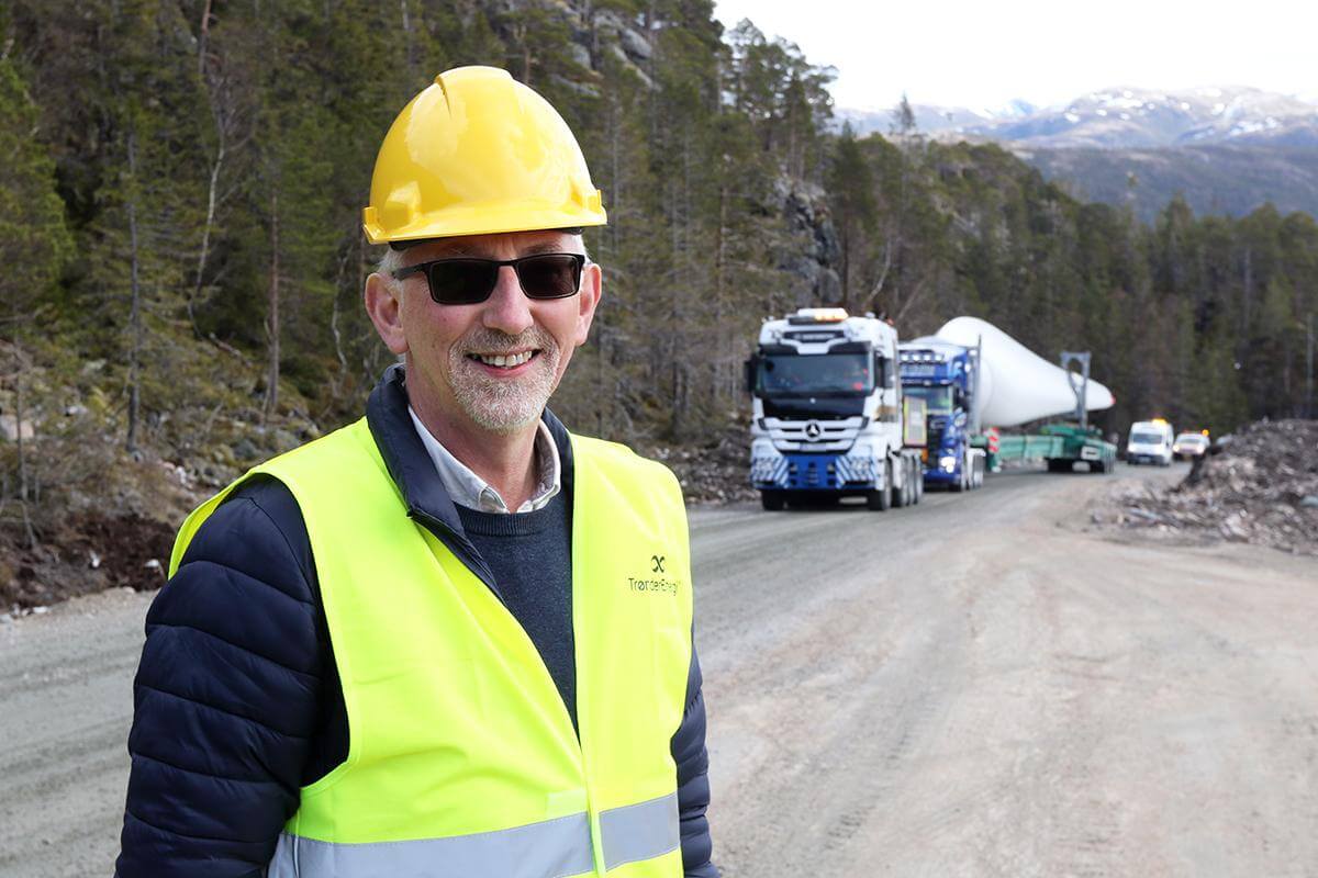 Flatanger-ordfører Olav Jørgen Bjørkås tok turen til Sørmarkfjellet mandag for å se oppstarten av transporten av vindturbinene.