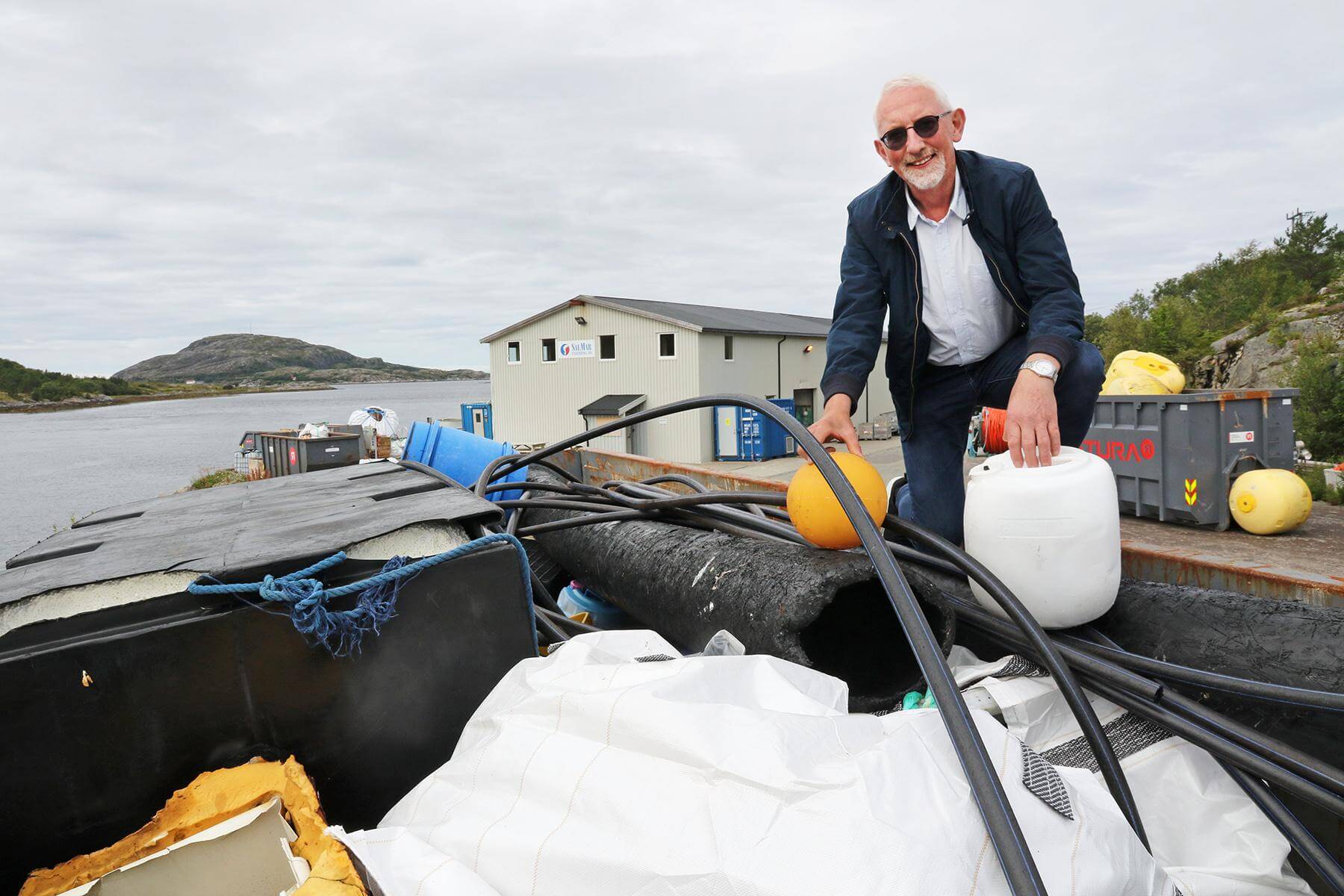 Olav J&oslash;rgen Bj&oslash;rk&aring;s er imponert over de mange ildsjelene som frivillig plukker s&oslash;ppel langs kysten. Bilde fra hans deltakelse i strandrydding i 2022. 