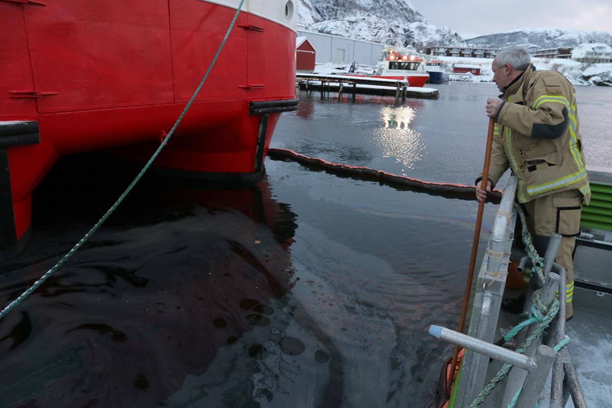 Det er uklart hvor mye hydraulikkolje som lakk ut, men det er ikke snakk om store mengder.