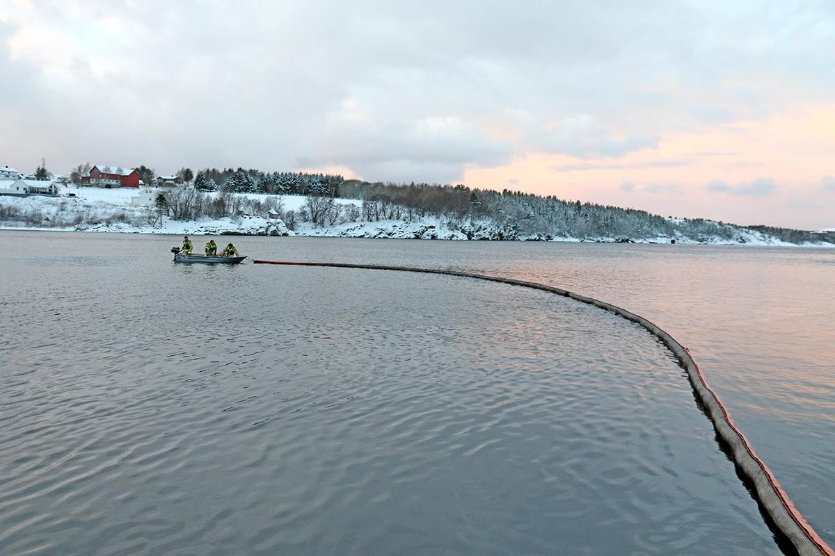 Oljelensene blir liggende ei stund for å hindre spredning av hydraulikkoljen.
