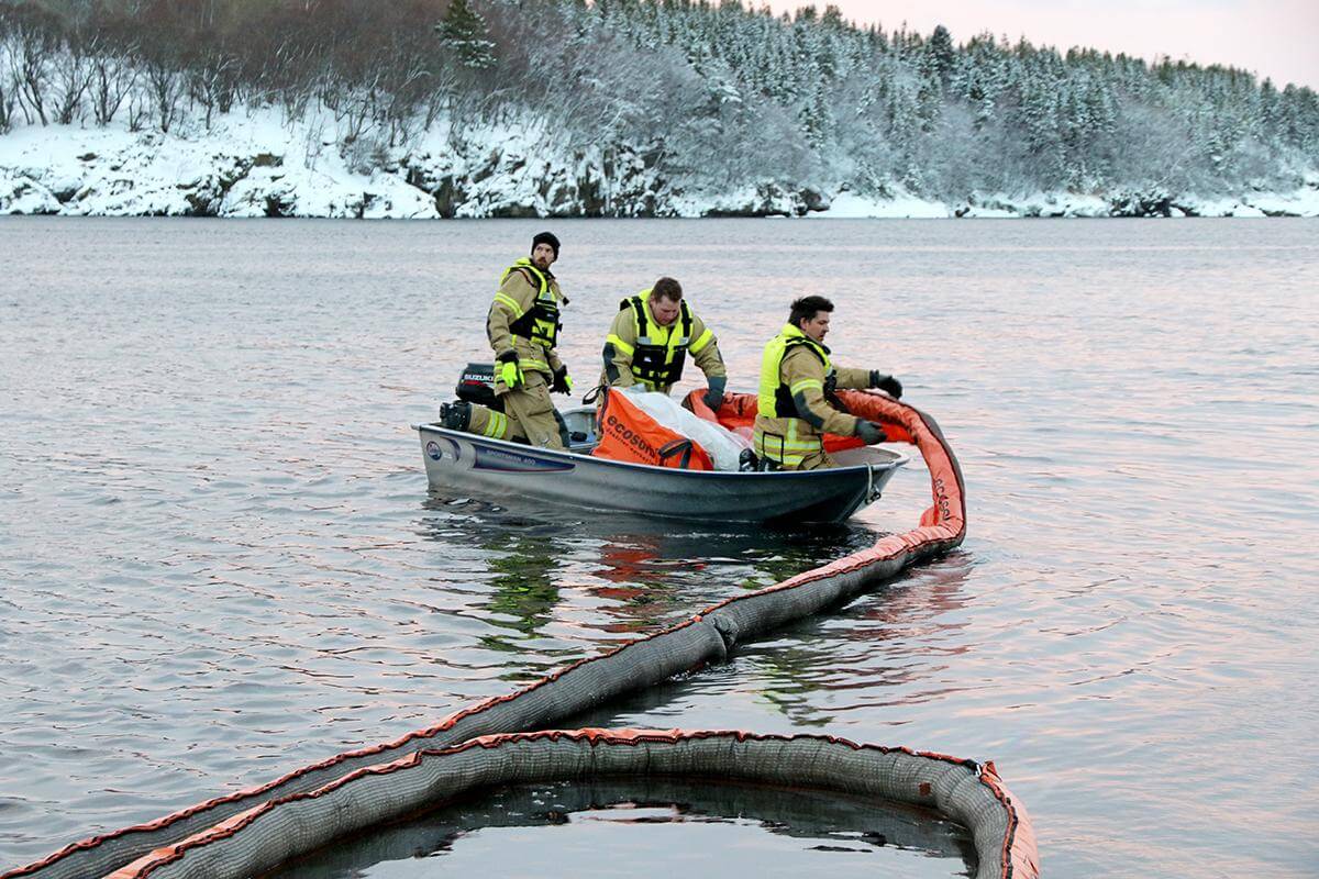 Brannmannskapene la ut lenser rundt båten for å hindre spredning av oljen.