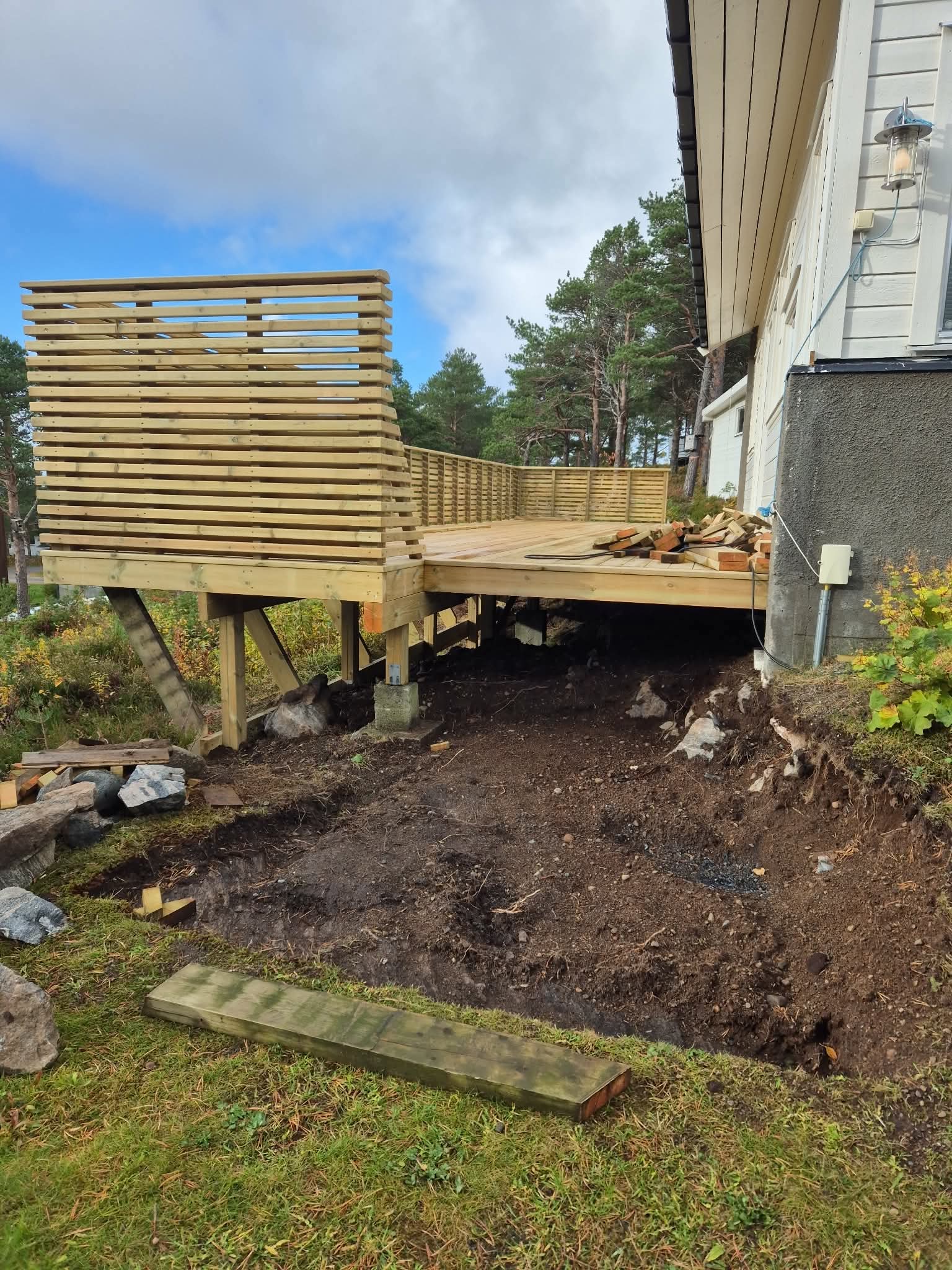 Hausten 2025 var Waldemar på byggeoppdrag til dottera Lise og svigersonen Bjørn. Foto: Lise Hunnestad.