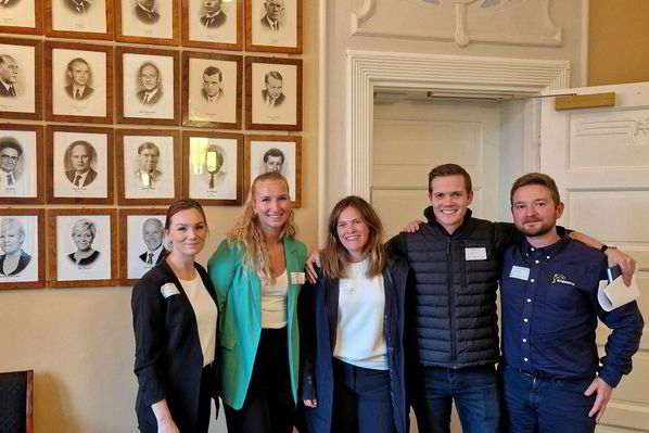 Unge oppdrettere fra fem oppdrettsselskap møtte tirsdag finansminister Trygve Slagsvold Vedum (Sp). Fra venstre Alice Øksheim, Hanne Lundberg, Konstanse Karlsen, Erlend Vassbotn og Ole Martin Løfsnæs. (Foto: Privat)