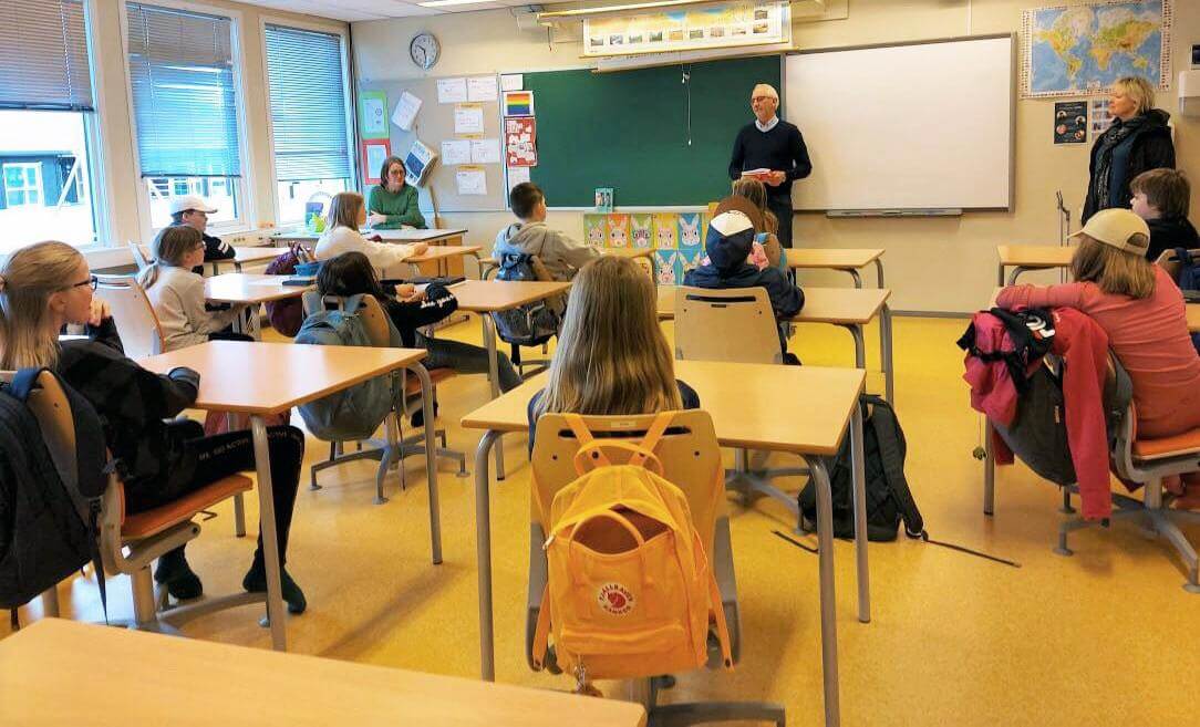 Ordfører Olav Jørgen Bjørkås og oppvekstsjef Lovise Angen besøkte elevene torsdag. (Foto: Lauvsnes skole)