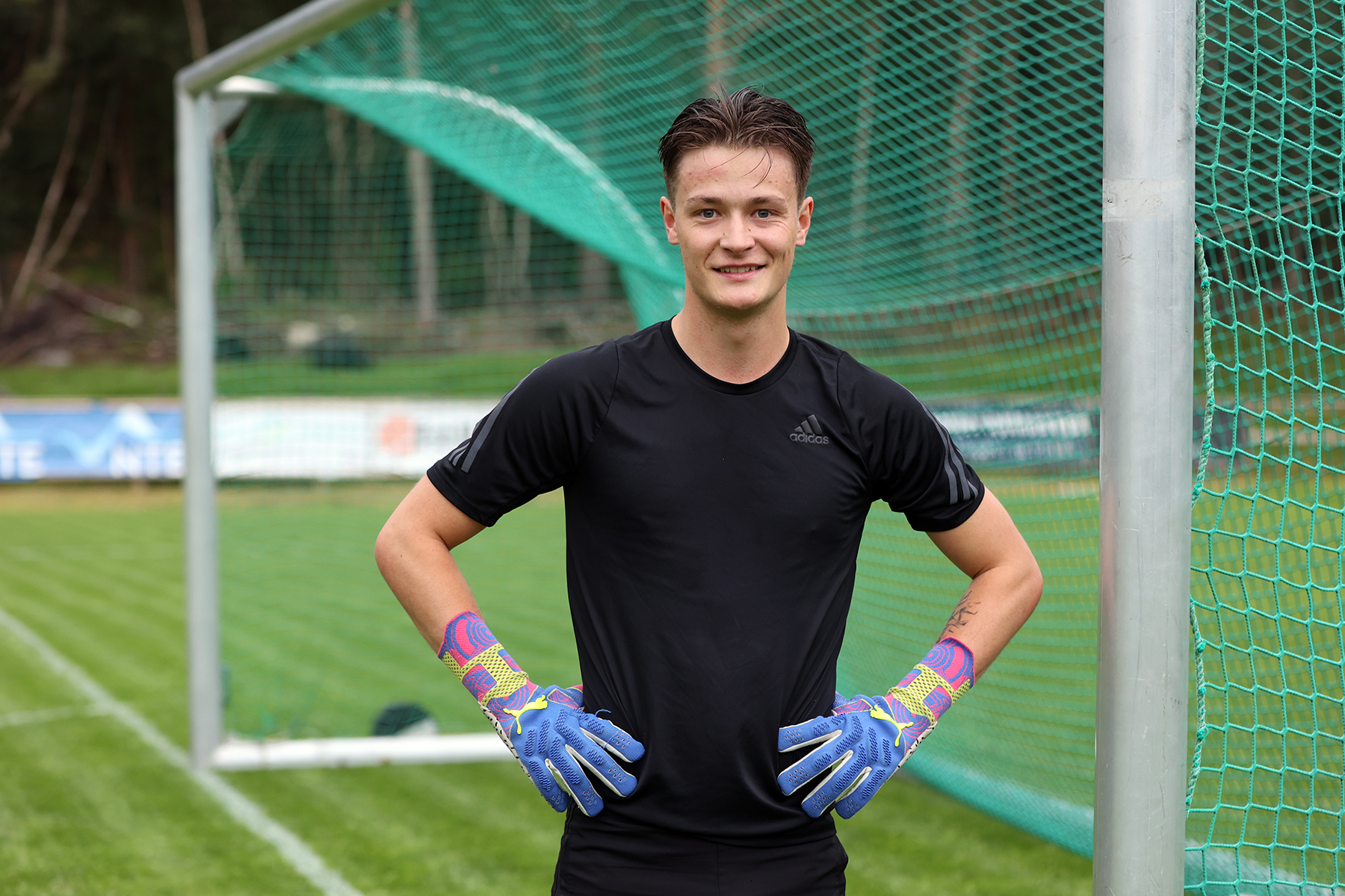 Patrick Mathias Str&oslash;mhylden skal holde Flatanger-m&aring;let rent i h&oslash;stsesongen. Overhallingen satser p&aring; &aring; f&aring; spille for begge herrelagene.