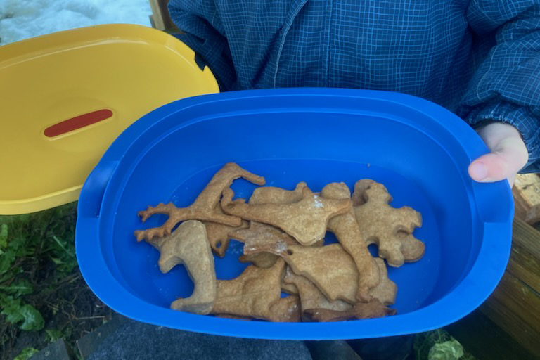 B&aring;de rein og nisse blant pepperkakene, men hjerte er Jennys favoritt. (Foto: Privat)