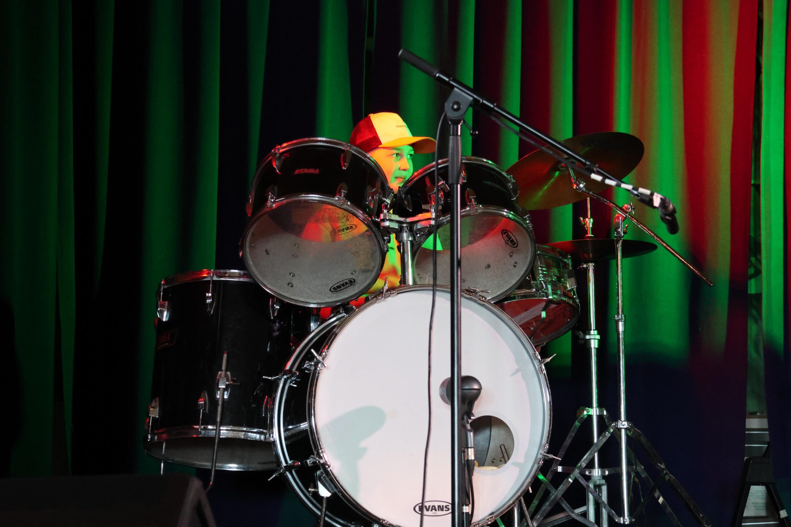 Philip var ein av to trommisar på eige tromme-innslag.