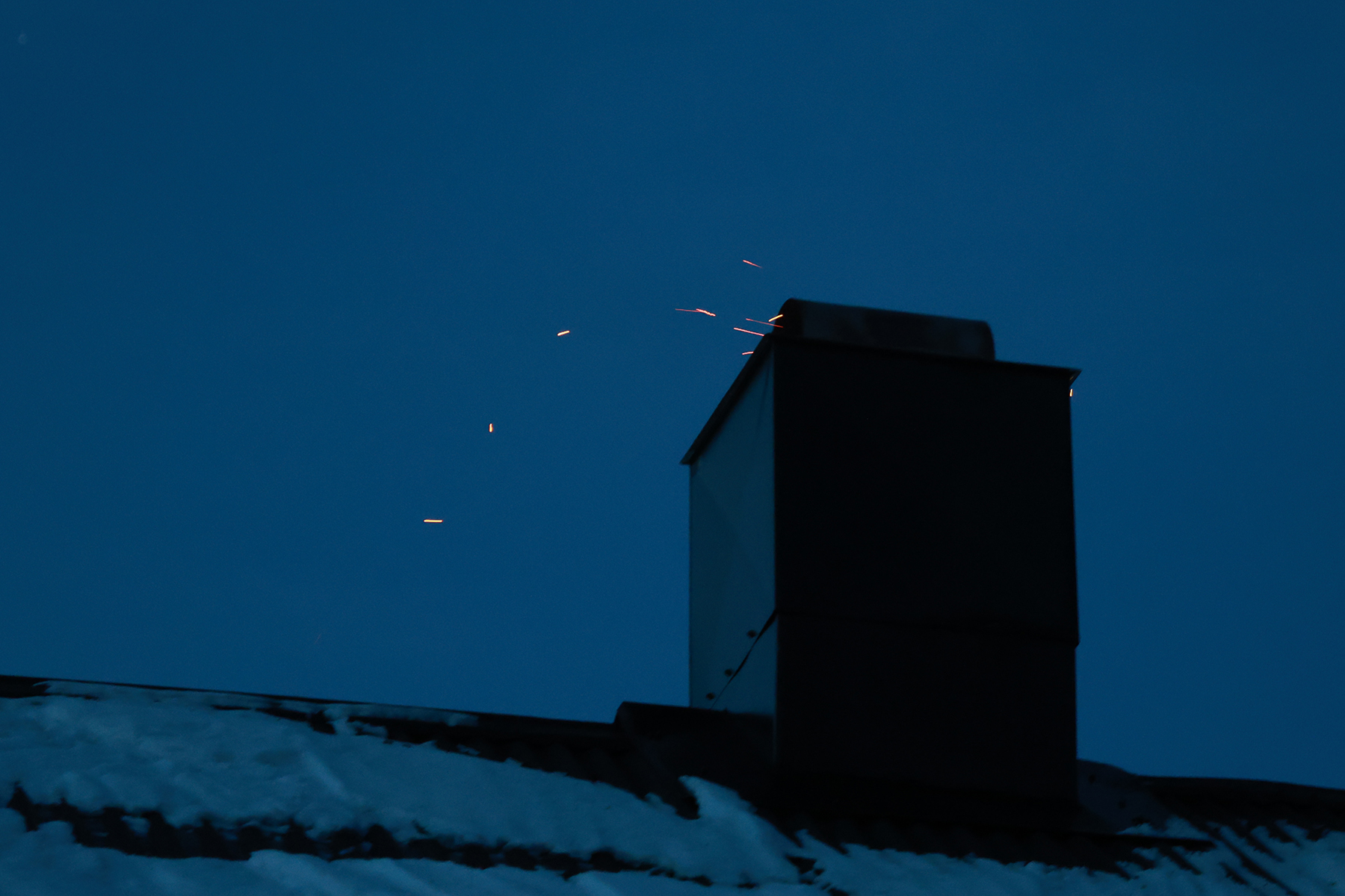 Noen glør steg opp fra pipa, men det sto mer flammer og røyk opp av pipa da brannen startet.