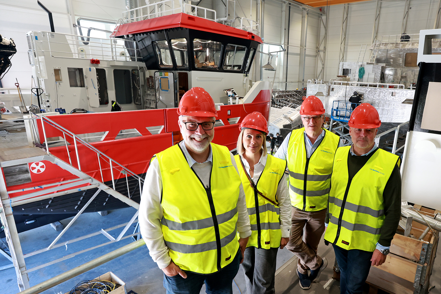P&aring;l S&aelig;ther Eiden var imponert over hva Damen Folla f&aring;r til. Han bes&oslash;kte verftet sammen med Aina Wibstad og Knut Staven i Flatanger H&oslash;yre. Til h&oslash;yre daglig leder Otto Sj&oslash;lien.