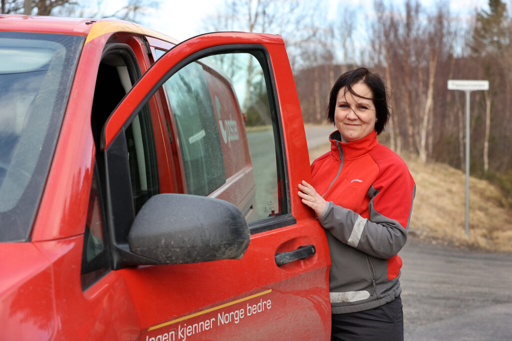 Det blir mange mil p&aring; Merete R&oslash;nning n&aring;r hun kj&oslash;rer ut posten i Flatanger, men hun stortrives i jobben.