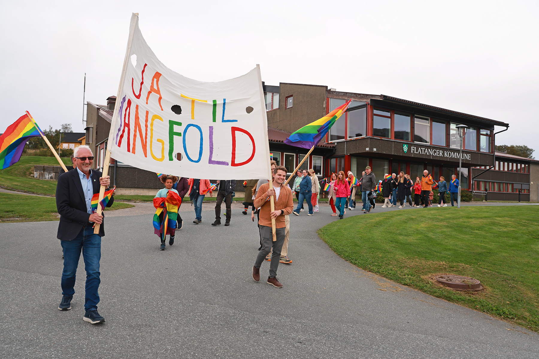 Ordf&oslash;rer Olav J&oslash;rgen Bj&oslash;rk&aring;s ledet an i Pride-markeringa, som gikk fra Milj&oslash;bygget og en runde om Stranda, f&oslash;r det ble appeller ved Milj&oslash;bygget.