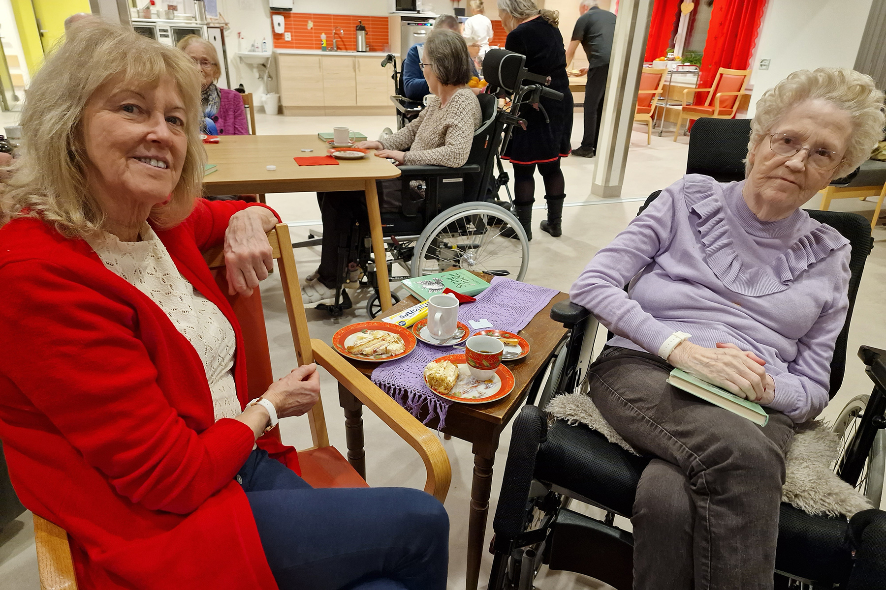 Rigmor og Reidun Moe i trivelig prat over en kaffekopp. (Foto: Liv Unni Fløan)