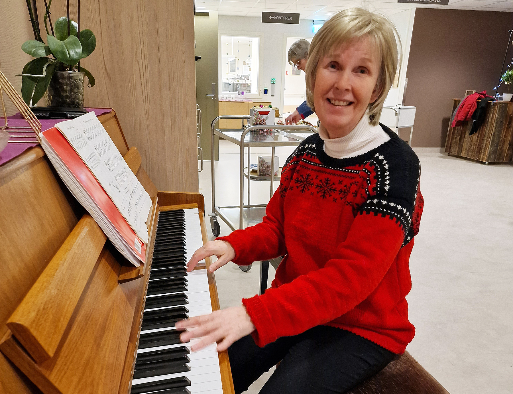 Ellen Gisetstad spilte piano under adventskaffen, som ble avsluttet med Deilig er jorden. (Foto: Liv Unni Fløan)