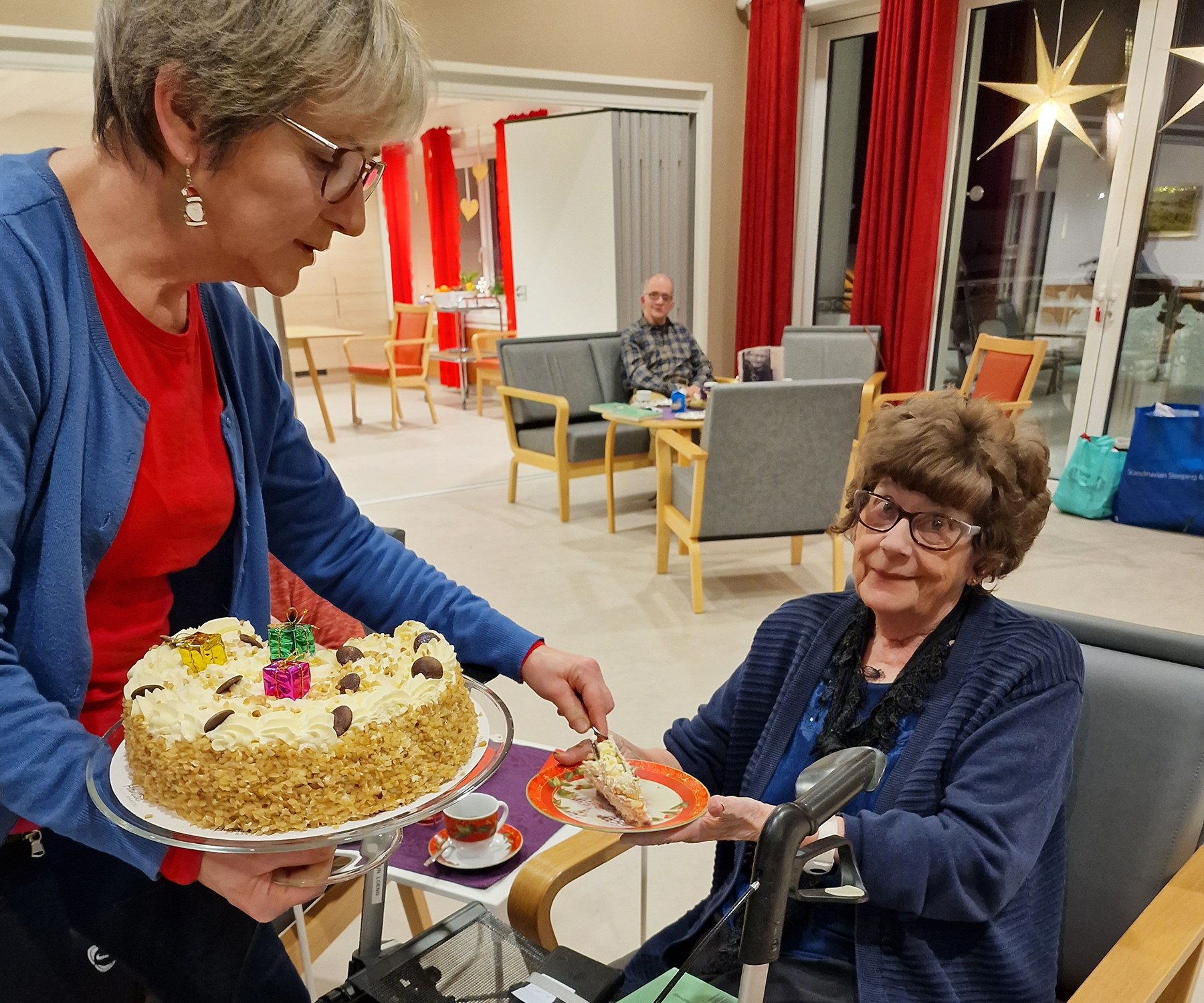 Brita Fløan Øie serverte kaffe til Sigrun Loeng.