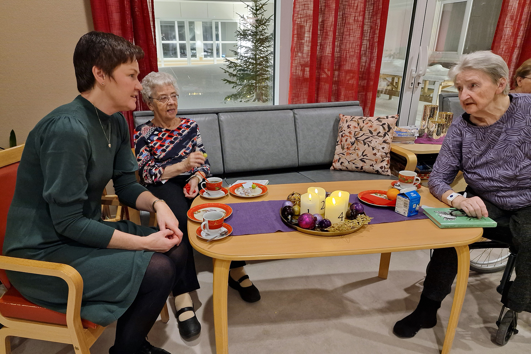 Trivelig prat rundt kaffebordet, fra venstre: Margrete Ekker, Randi Ekker og Dagrun Aune. (Foto: Liv Unni Fløan)