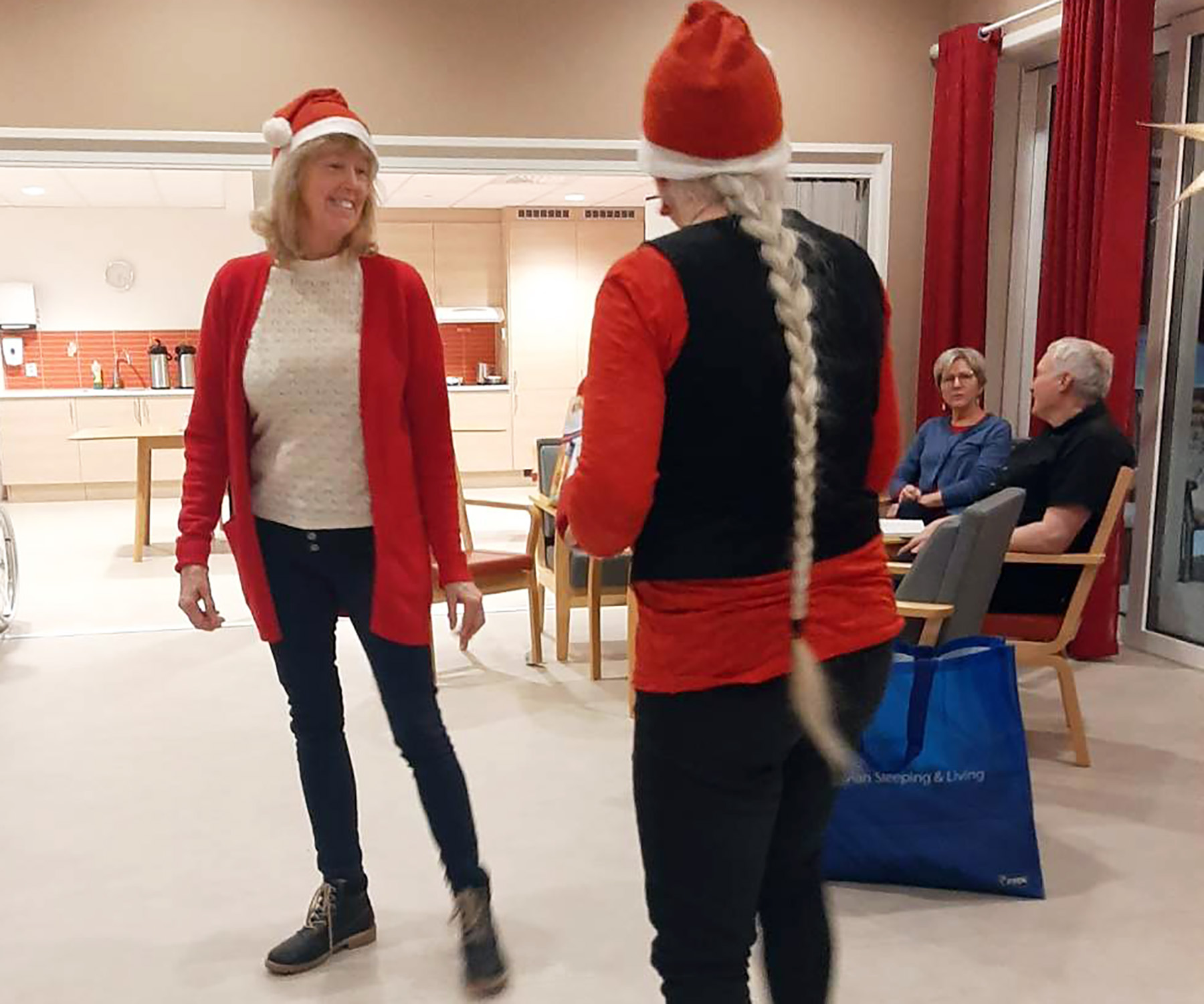 To vikarer for julenissen kom også på besøk.