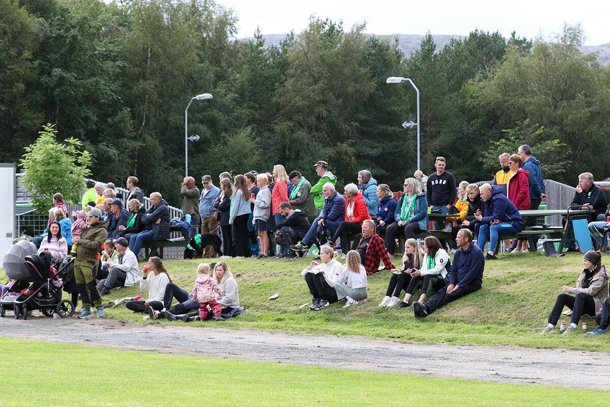 Flatanger har et stort hjemmepublikum, og l&oslash;rdag er det ventet stort oppm&oslash;te p&aring; Vik. Bildet er fra &aring;pningskampen p&aring; nybanen mot Vinne. (Foto: Hanne Marie Tyldum Ribsskog)