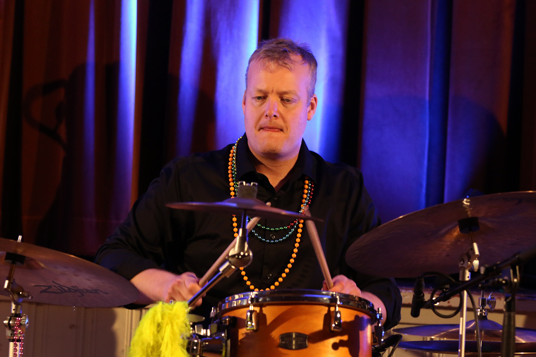 Lasse Leo Ehn i storslag p&aring; slagverk.