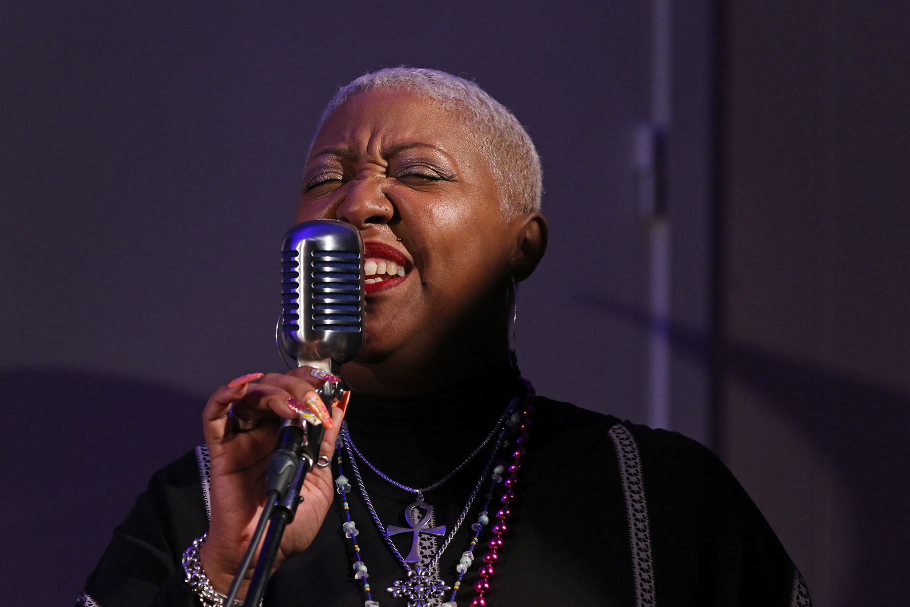 Tricia Boutt&eacute; trollbandt publikum.