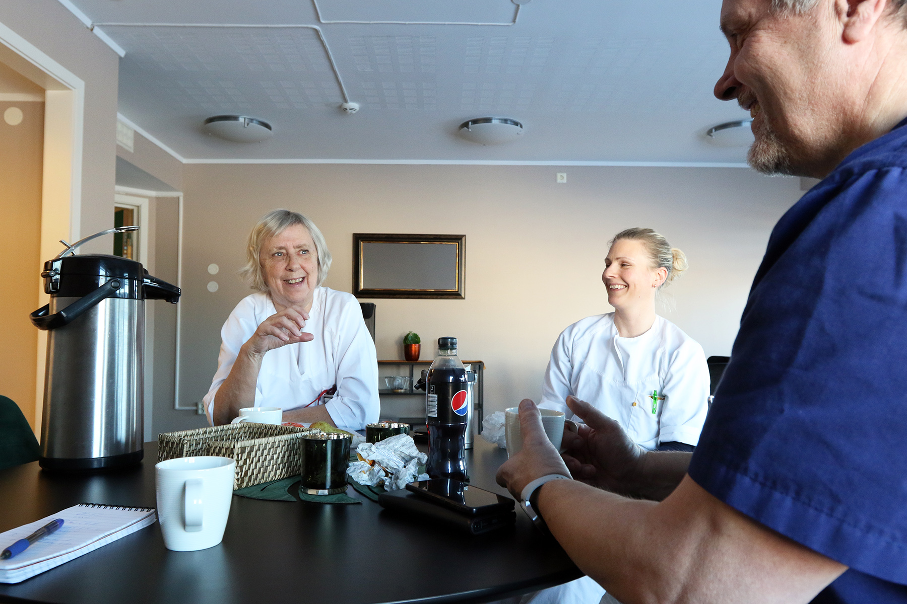 De ansatte har f&aring;tt et flott pauserom i det nye pleie- og omsorgstunet, og praten g&aring;r l&oslash;st rundt bordet. Fra venstre: Ragnhild Sivertsen, Ingvild Olsen og Bj&oslash;rn Hunnestad.