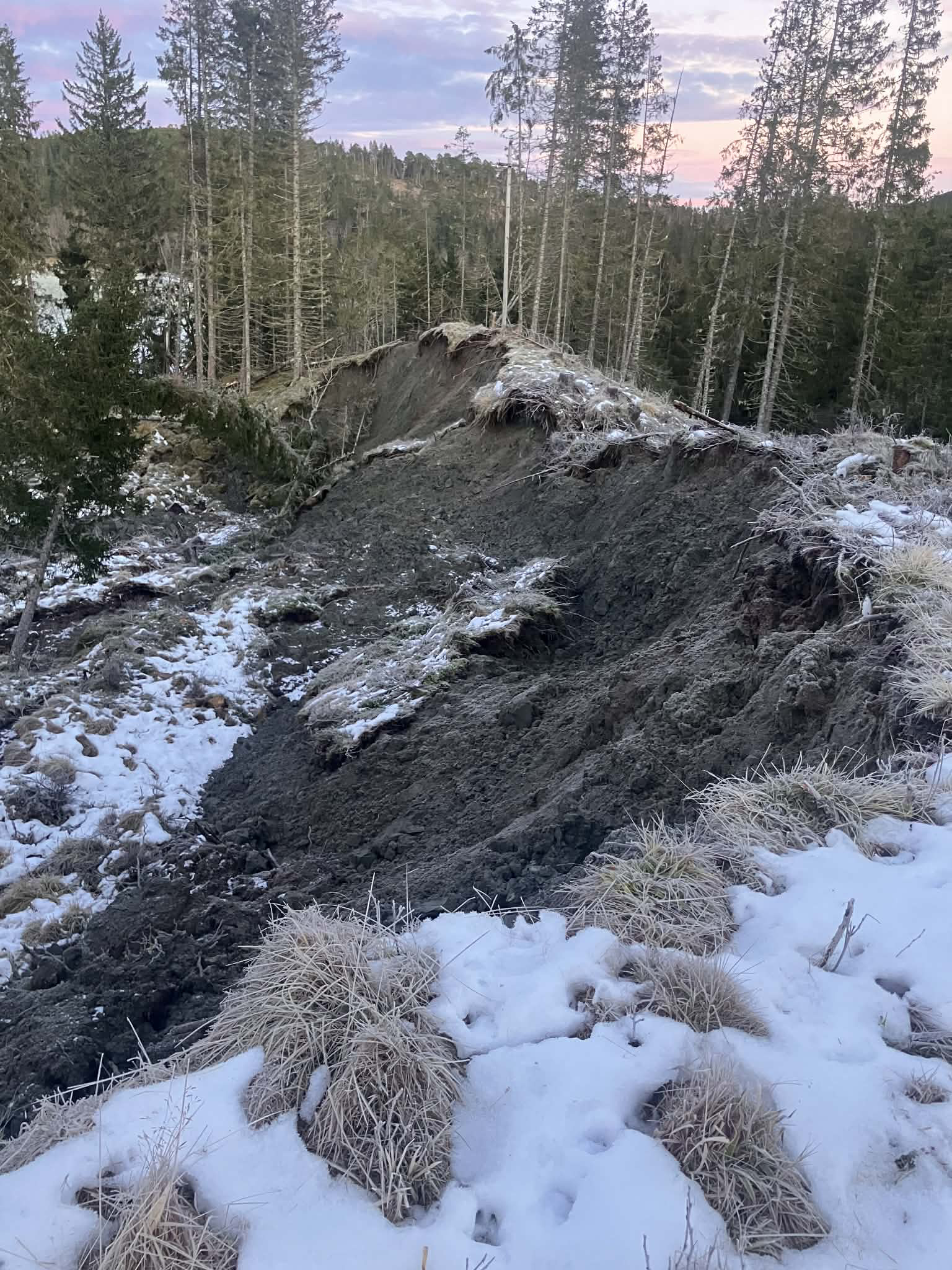 Landskapet har forandret seg etter skredet. (Foto: Svein Hågensen, Namsos brann og redning)