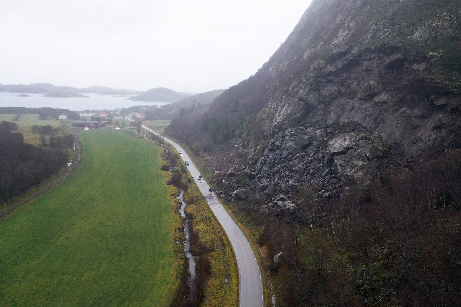 Den midlertidige veien vil bli bygd helt til venstre for dyrkajorda, og vil følge traseen for avlingsveien som går der i dag.