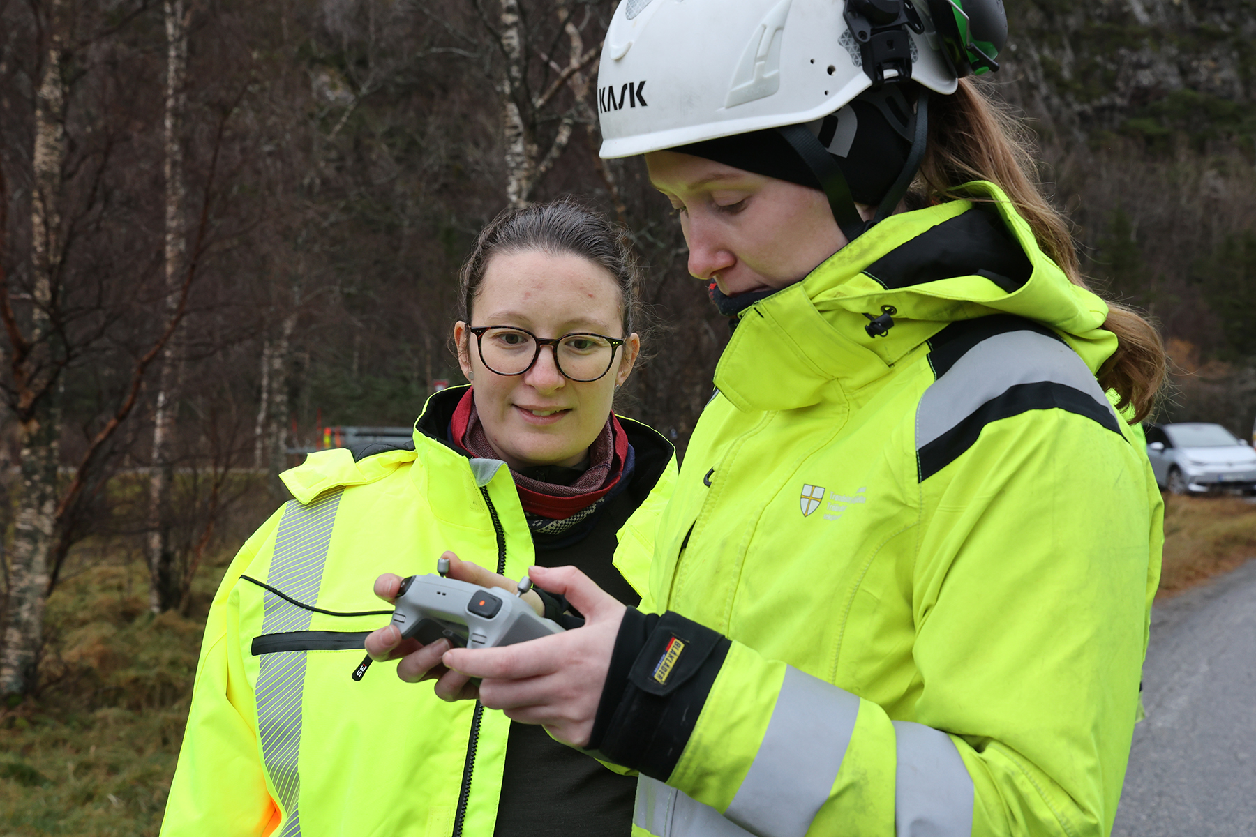Ingeniørgeologene Ida Ulvik Rønningen og Johanne Austad kjørte med drone i rasområdet onsdag. De advarer folk mot å bevege seg i nærheten.
