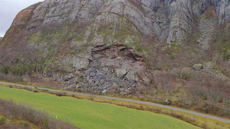Raset fotografert med drone litt mer på avstand. Da ses også Ongskardet, hvor det har rast for mange år siden. (Foto: Ida Ulvik Rønningen, Trøndelag fylkeskommune)