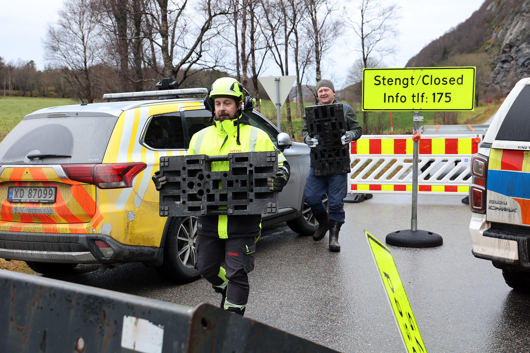 Traktoren kom til nytte da sperremateriell skulle fraktes til vestsida av skredet. Tom Freddy Stene i Svevia var glad for å få hjelp fra Øivind Strøm.