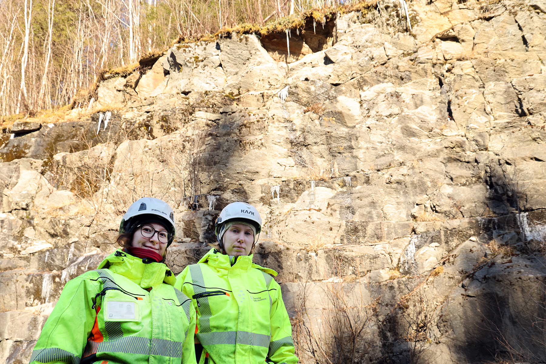 Øverst i skjæringa er det et hull som viser hvor den størst steinen kom fra. Ida Ulvik Rønningen (til venstre) og Johanne Austad vil foreslå sikringstiltak. undersøkte skjæringa med drone.