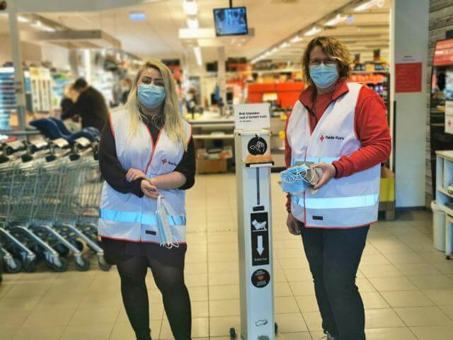 Anja Jensen Hervik (til venstre) og Birgit Fossvik i Flatanger Røde Kors passet på at folk brukte håndsprit på Spar Flatanger før påske. (Foto: Flatanger Røde Kors)