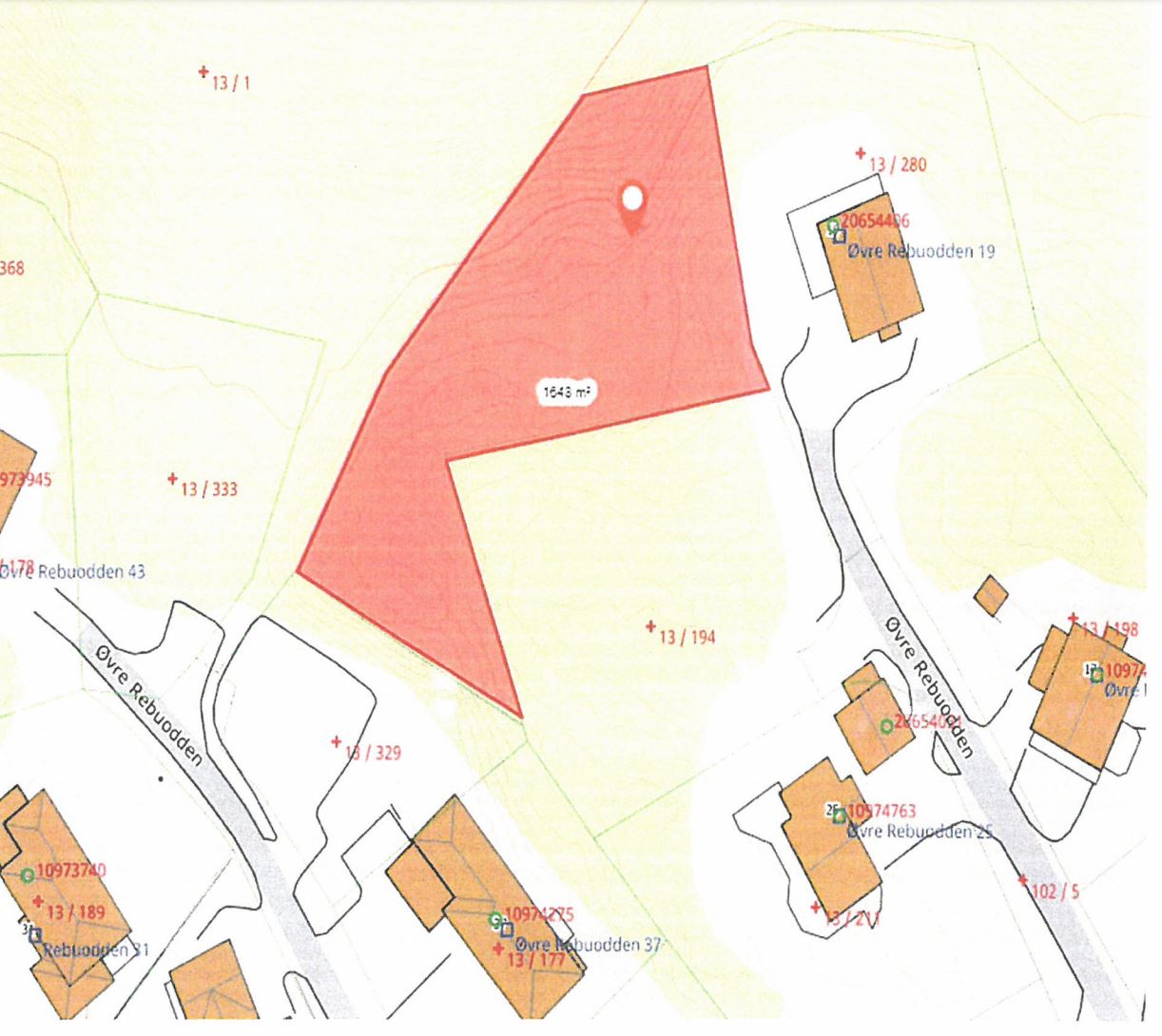 Den omsøkte tomta er markert med rødt på kartet.