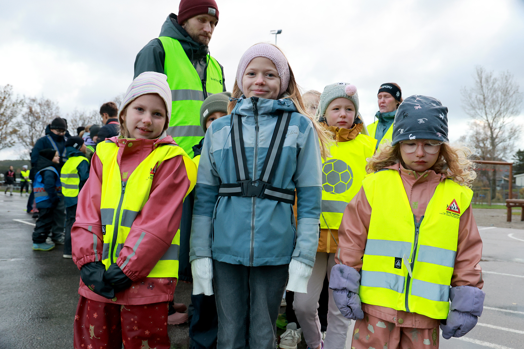 Nellie (til venstre), Rebecca og Lilli gikk f&oslash;rst i reflekstoget.