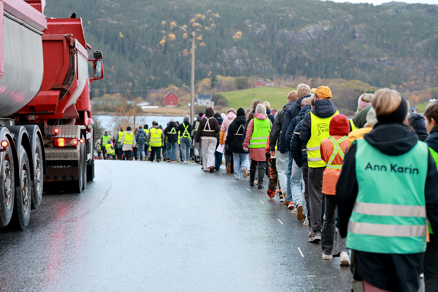P&aring; den korte strekningen fra skolen til Frivilligsentralen, ble toget forbikj&oslash;rt av to vogntog som kj&oslash;rer stein til Petrabakkan.