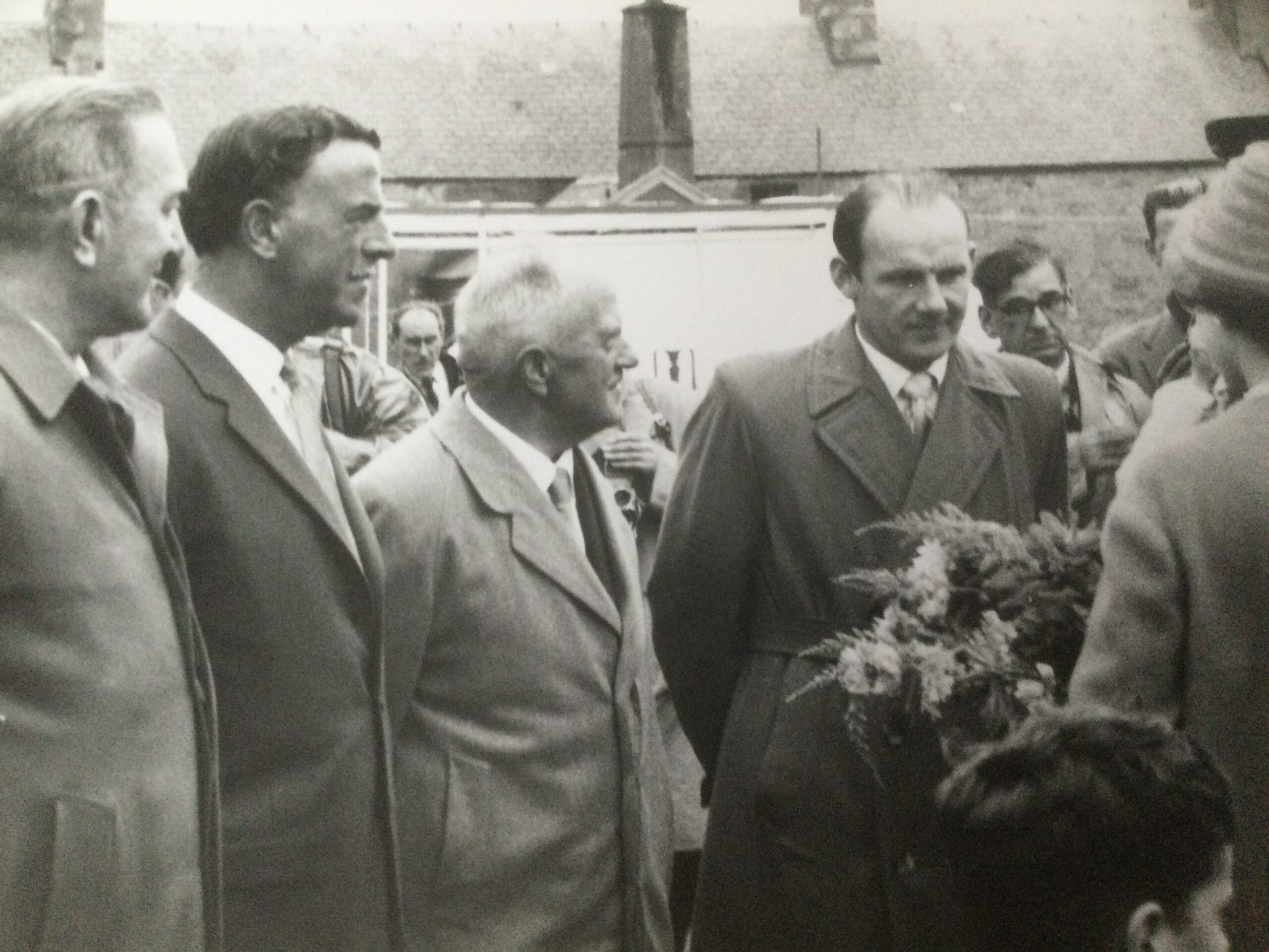 KONGELIG MØTE: Her hilser Kåre Iversen på Dronning Elizabeth. Han møtte også Kong Olav.Foto: Privat.