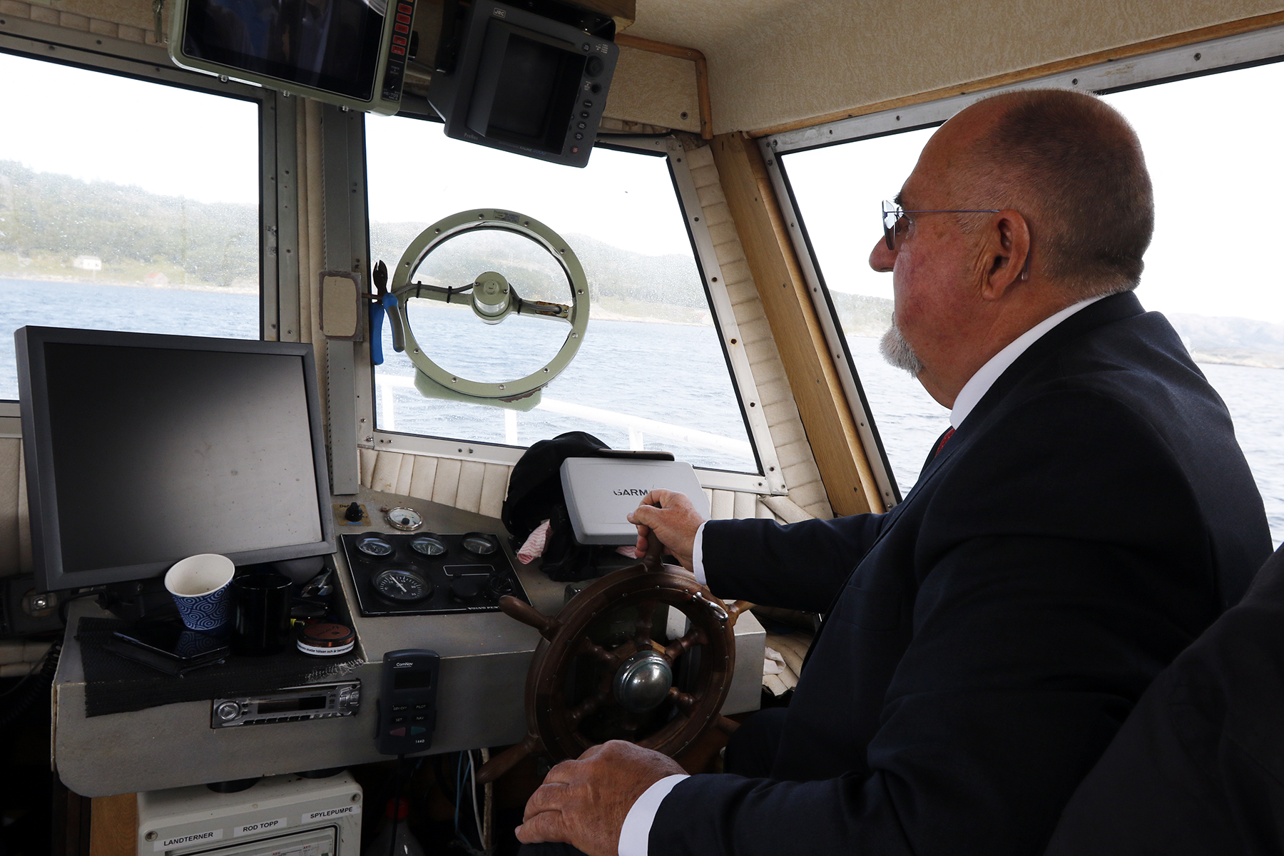 Reidar Einvik i finstasen til rors p&aring; Fjordskyss, p&aring; bryllupsdagen til Roy Hjalmar og Kristin som skulle over til Kvern&oslash;ya for fotografering. (Foto: Ove Magne Ribsskog)