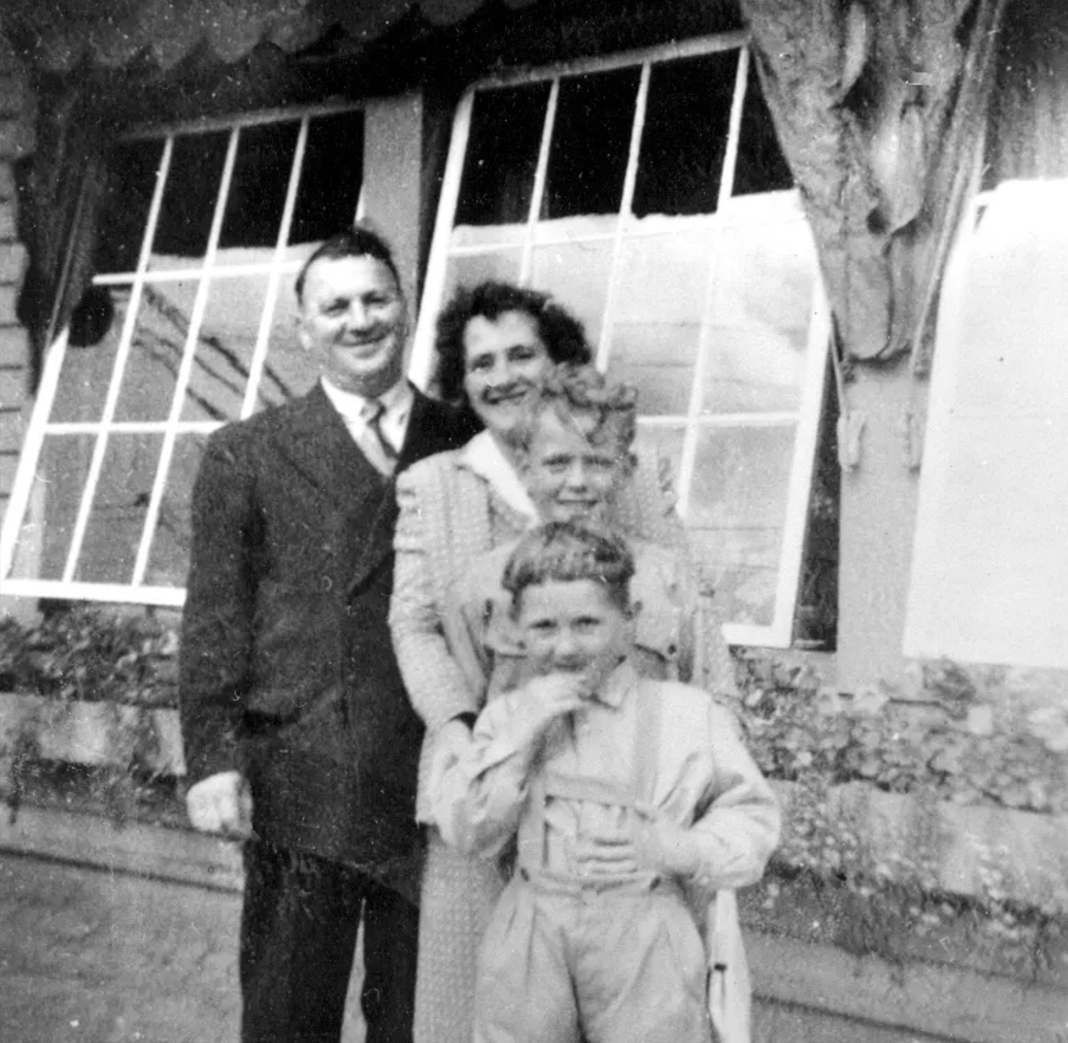 Reidar sammen med Harald og foreldrene Hjalmar og Dagmar Einvik. (Foto: Museet midt, Kystmuseet i Nord-Tr&oslash;ndelag)