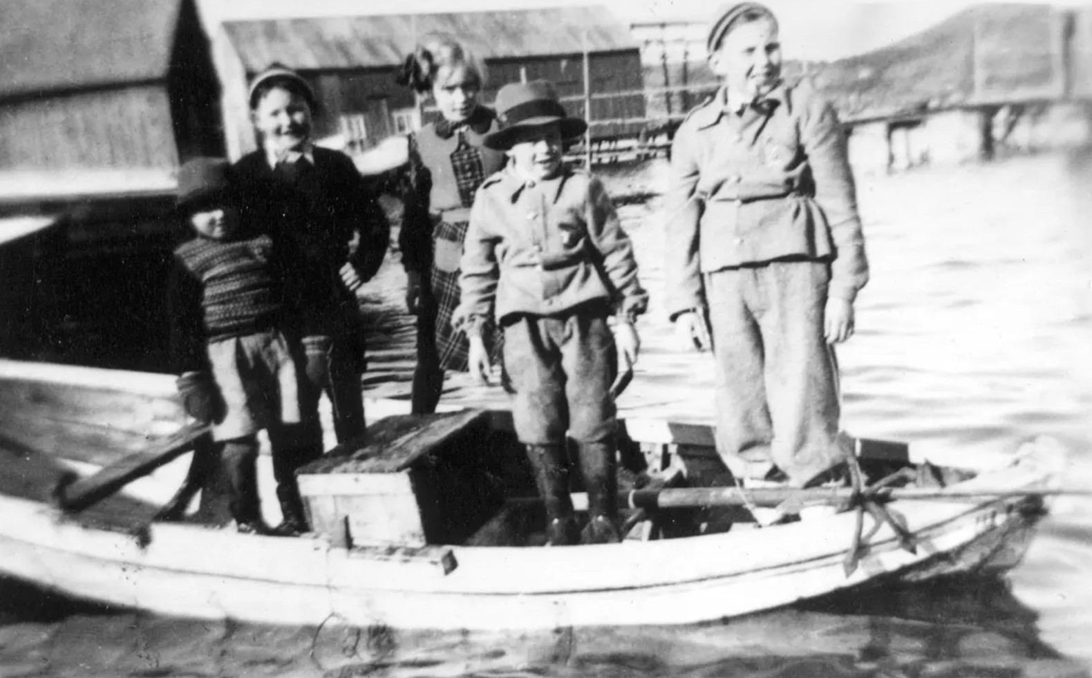 Den skal tidlig kr&oslash;kes... Her er Reidar Einvik (til venstre) sammen med Thore Kv&aelig;rn&oslash;, Helen Kv&aelig;rn&oslash;, Harald Einvik og Bj&oslash;rnar Einvik p&aring; b&aring;ttur i Einvika. (Foto: Museet Midt, i samlingen til Kystmuseet i Nord-Tr&oslash;ndelag)