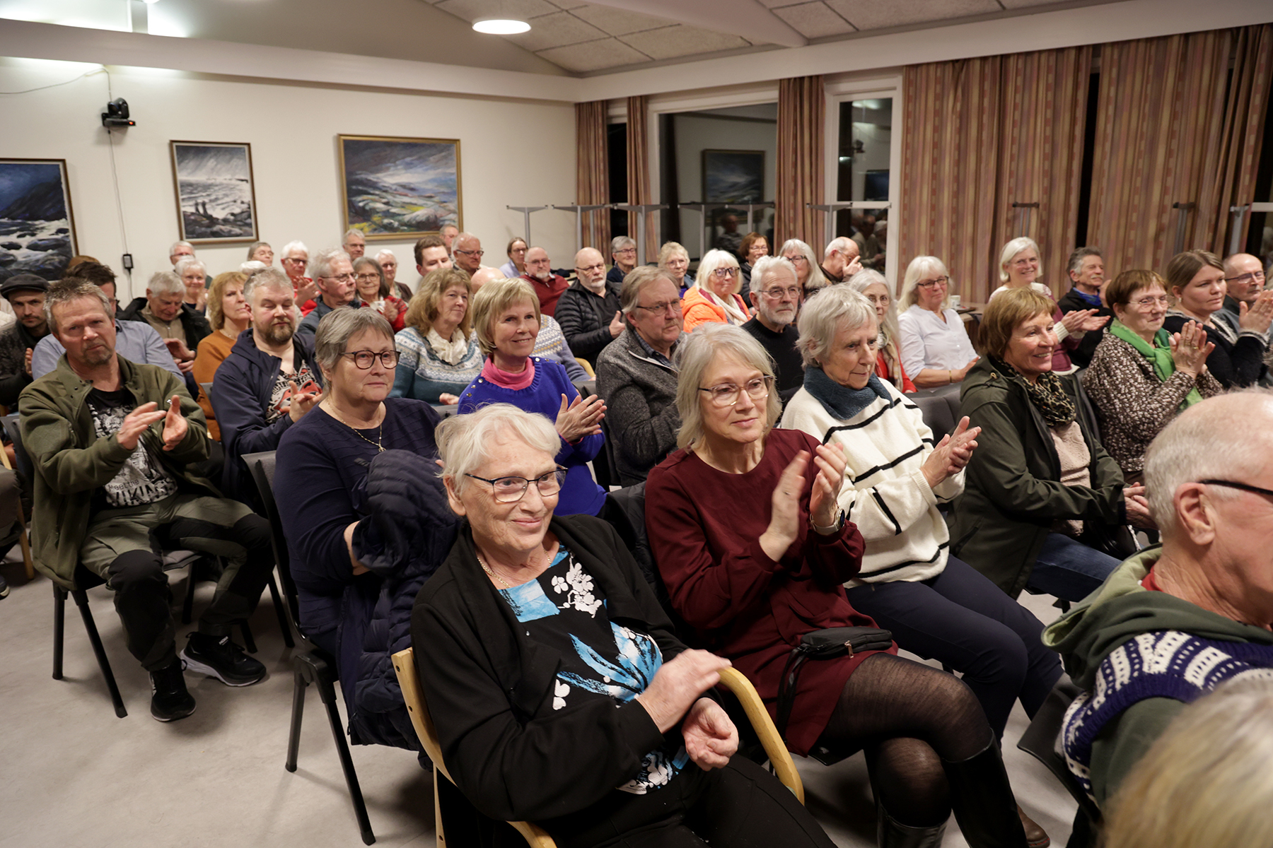 Interessen for lokalhistorie er stor i Flatanger, og nesten 10 prosent av befolkninga møtte opp da Reidar Lindseth holdt foredrag. Han fikk stor applaus da han var ferdig.