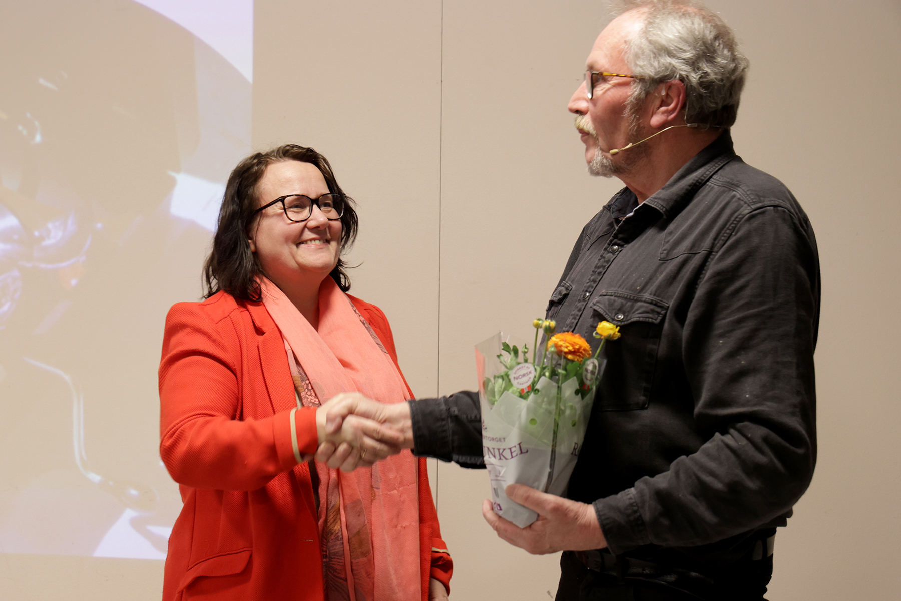 Biblioteksjef Turid Kjendlie takket og overrakte blomster til Reidar Lindseth etter foredraget.