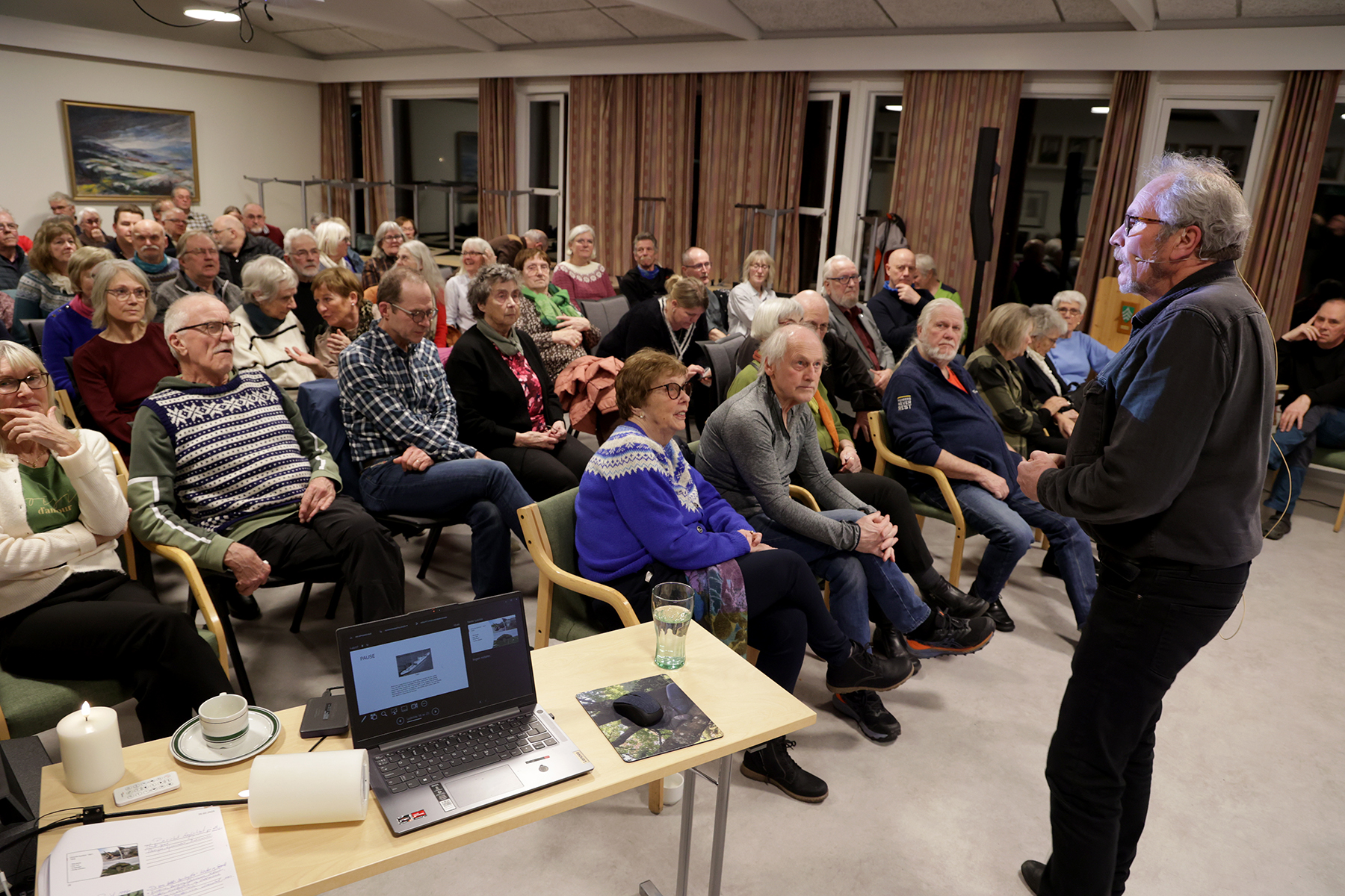 Reidar Lindseth konkurrerte med VM-åpninga, og rundt 80 personer valgte å høre hans foredrag om krigen i stedet.