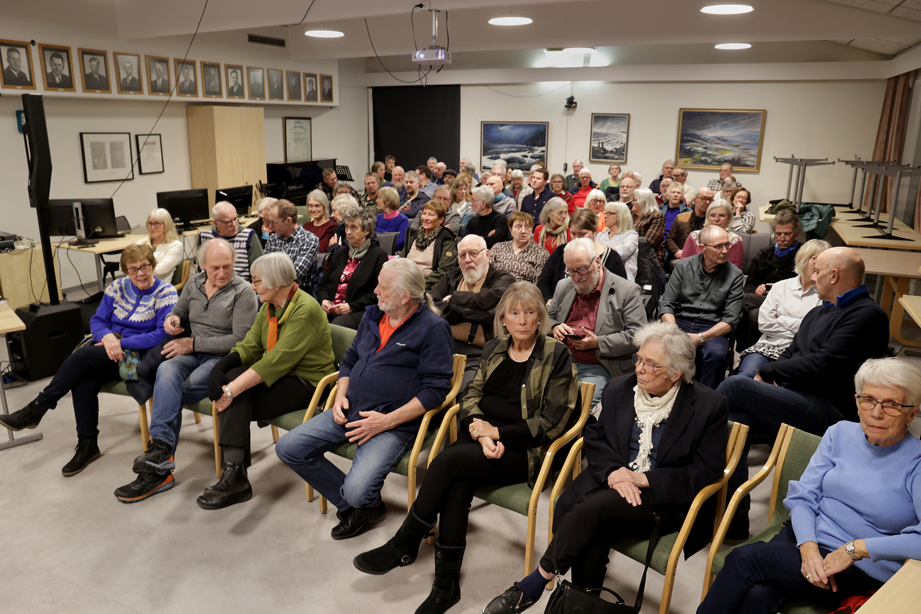 Småprat og spent stemning i sal 1 på Miljøbygget, som var stappende full før Reidar Lindseth startet foredraget.